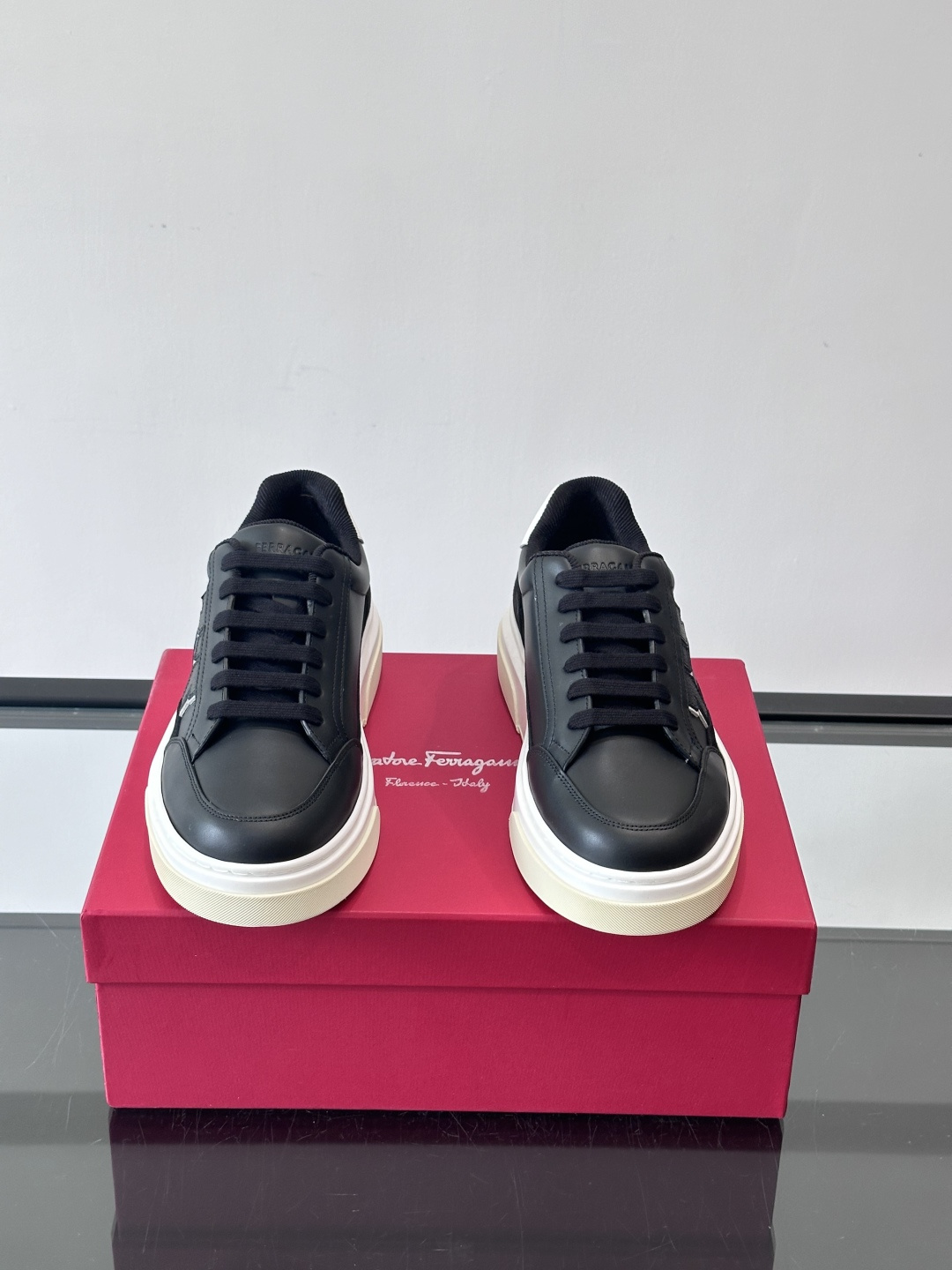 Ferragamo Gancini运动鞋男士菲拉格慕Gancini系列低帮运动鞋，皮革+麂皮拼接，侧面有