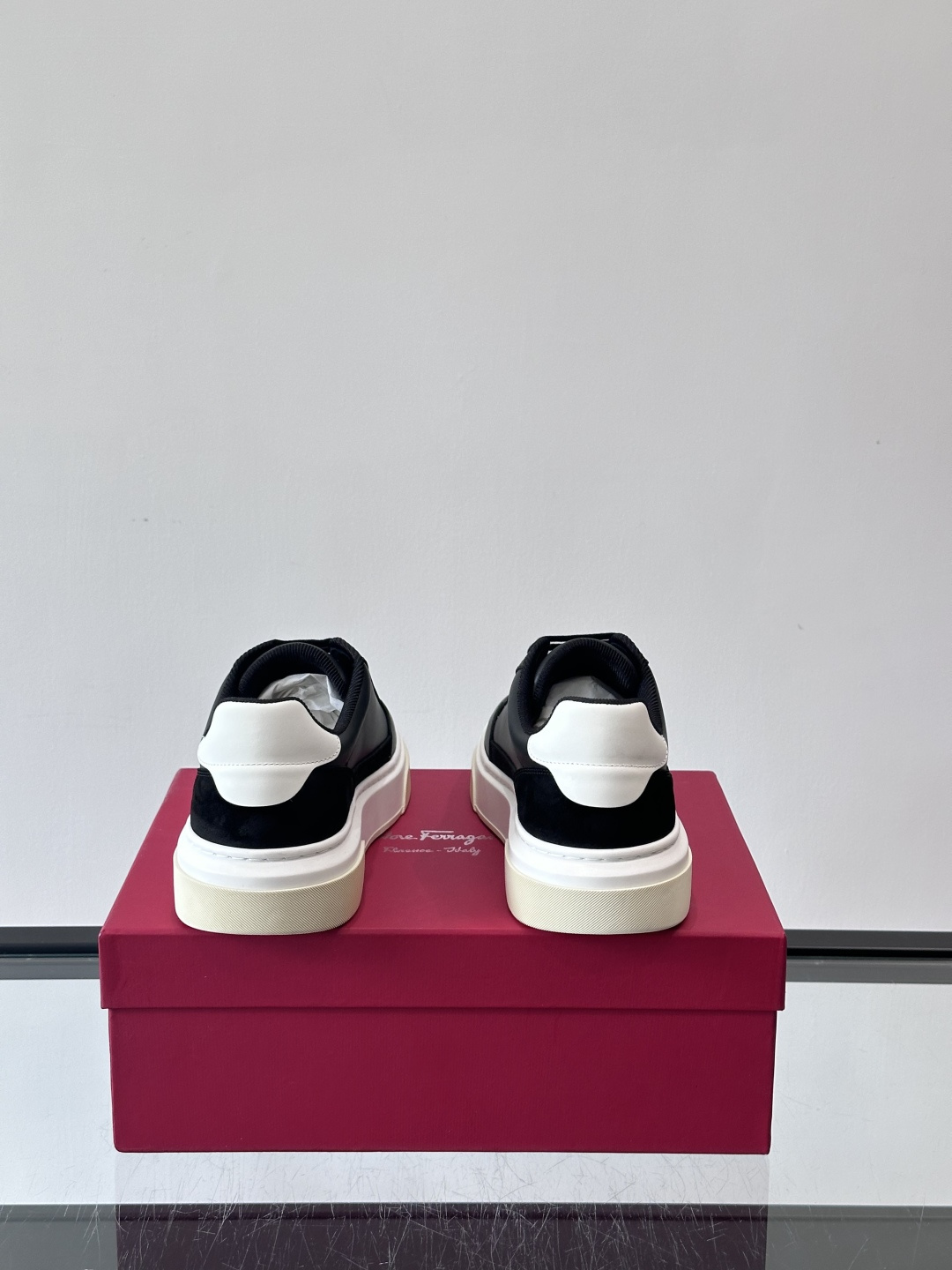 Ferragamo Gancini运动鞋男士菲拉格慕Gancini系列低帮运动鞋，皮革+麂皮拼接，侧面有