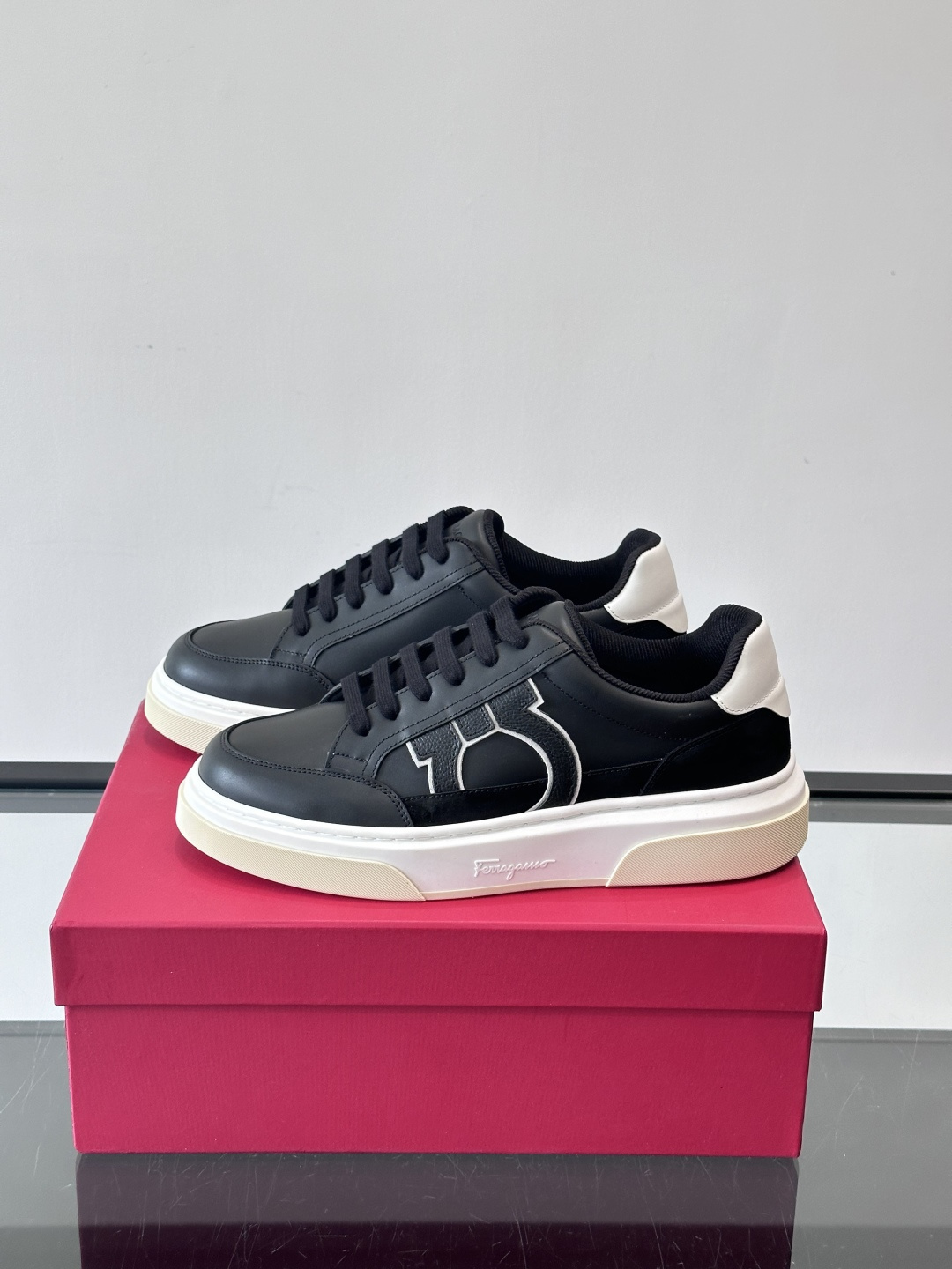 Ferragamo Gancini运动鞋男士菲拉格慕Gancini系列低帮运动鞋，皮革+麂皮拼接，侧面有