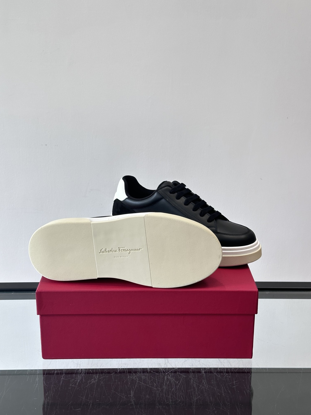 Ferragamo Gancini运动鞋男士菲拉格慕Gancini系列低帮运动鞋，皮革+麂皮拼接，侧面有