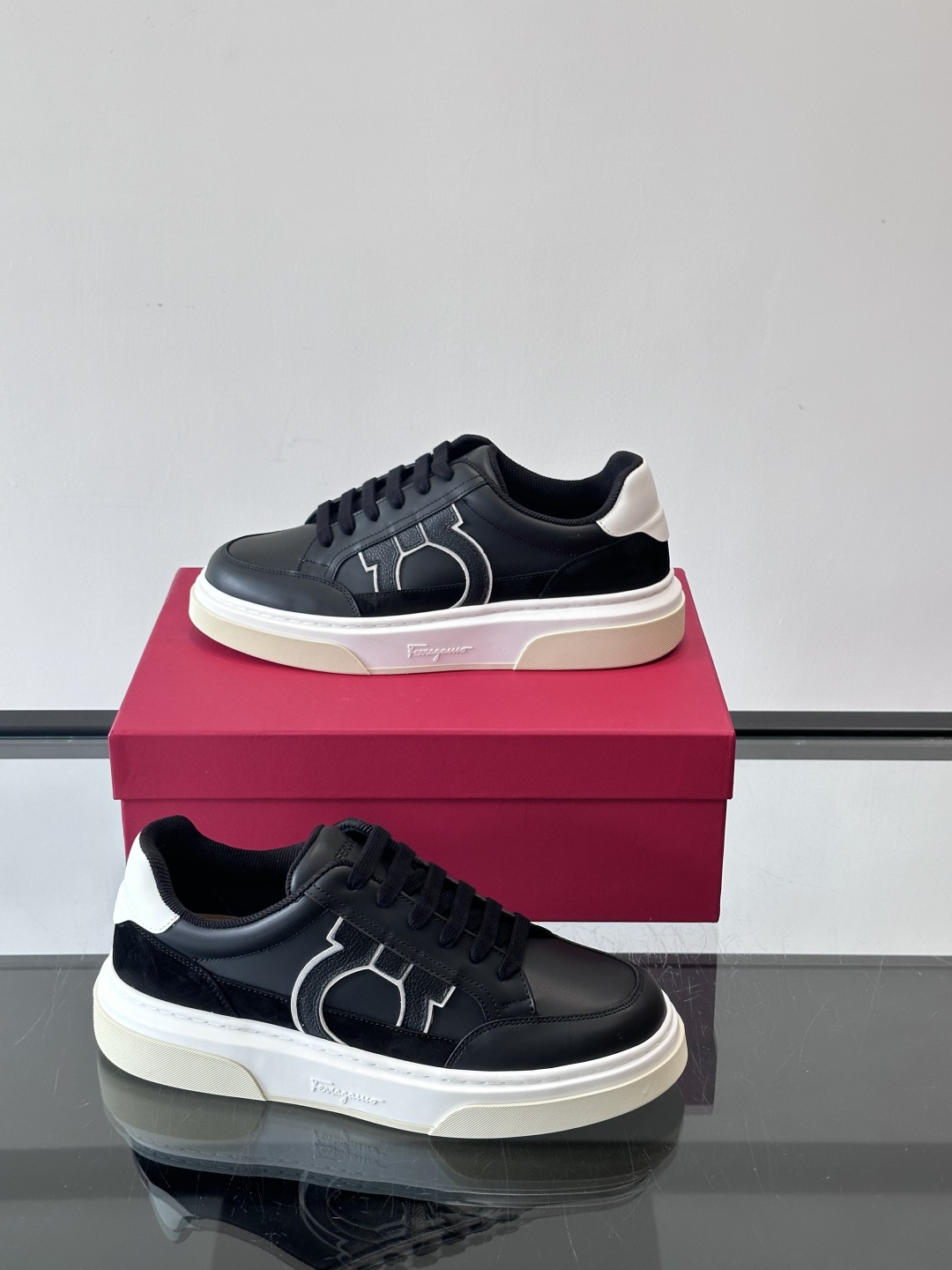 Ferragamo Gancini运动鞋男士菲拉格慕Gancini系列低帮运动鞋，皮革+麂皮拼接，侧面有