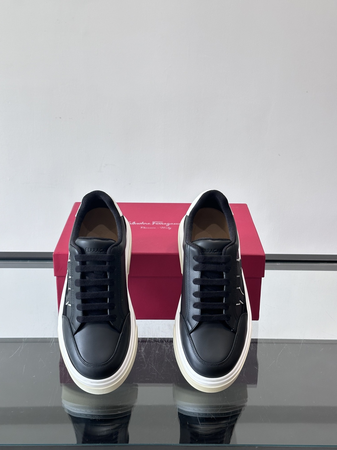Ferragamo Gancini运动鞋男士菲拉格慕Gancini系列低帮运动鞋，皮革+麂皮拼接，侧面有