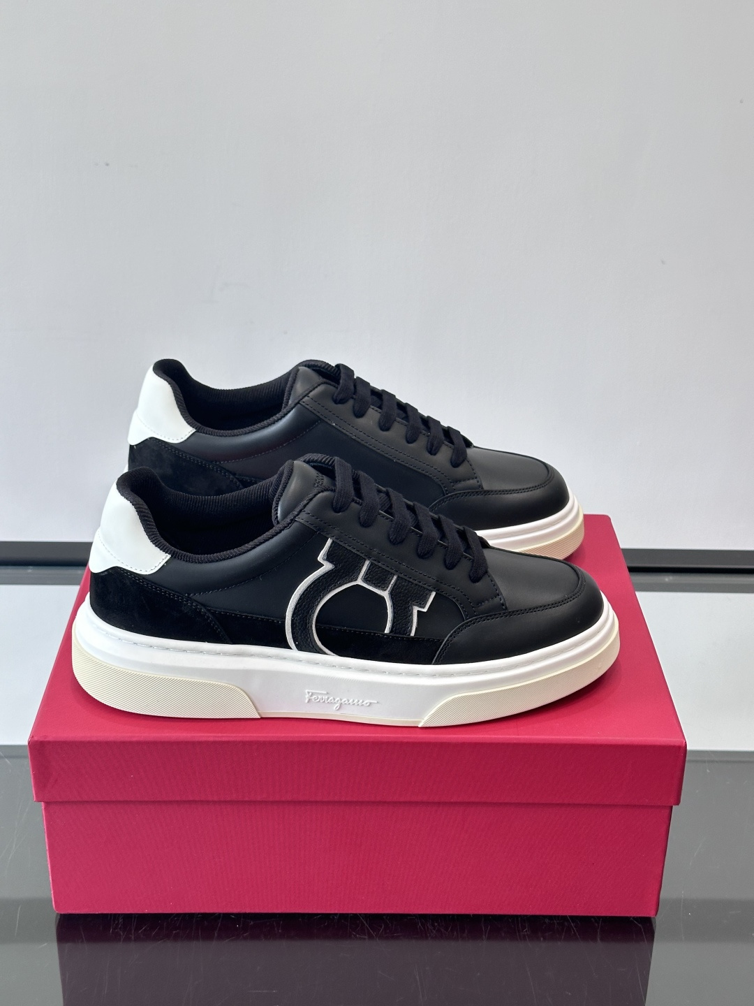 NO:604037,Ferragamo Gancini sneakers Men's Ferragamo Gancini series low-top sneakers, leather + suede stitching, with the iconic Gancini buckle on the side, simple and classy. The thick-soled design is comfortable to wear and can quietly increase your height. It is very versatile for daily casual wear! ◎, size38-46 (45.46 custom-made, non-refundable), Ferragamo casual shoes, ferragamo, ferragamo, sneakers, chamois leather19860909Ferragamo Gancini运动鞋 男士菲拉格慕Gancini系列低帮运动鞋,皮革+麂皮拼接,侧面有标志性Gancini饰扣,简约又有辦识度.厚底设计,穿着舒适还能悄悄增高,日常休闲穿搭超百搭！◎ ,size38-46（45.46定做不退换）,菲拉格慕 休闲鞋,ferragamo,ferragamo,sneakers,chamois leather,Men's shoes