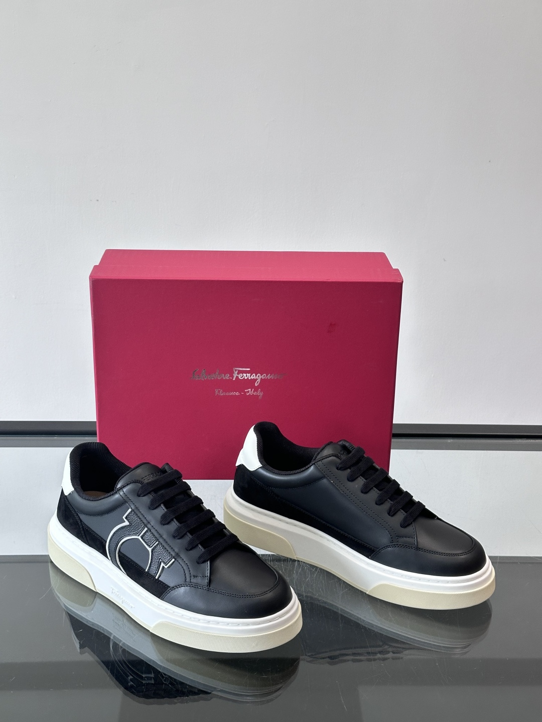 Ferragamo Gancini运动鞋男士菲拉格慕Gancini系列低帮运动鞋，皮革+麂皮拼接，侧面有