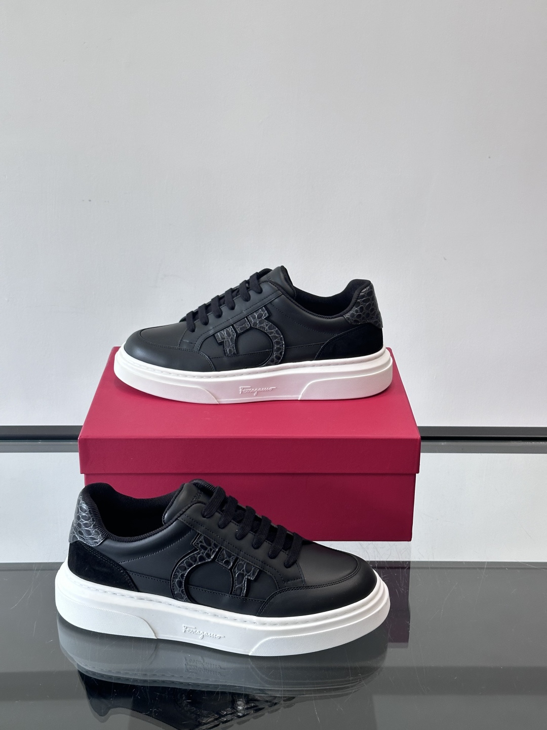 Ferragamo Gancini运动鞋男士菲拉格慕Gancini系列低帮运动鞋，皮革+麂皮拼接，侧面有