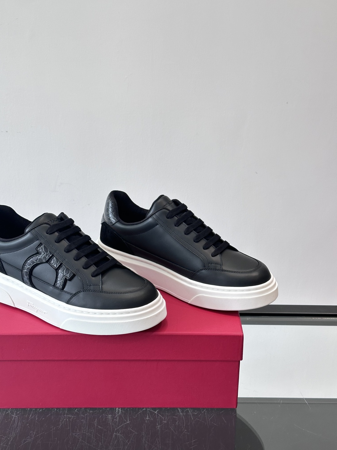 Ferragamo Gancini运动鞋男士菲拉格慕Gancini系列低帮运动鞋，皮革+麂皮拼接，侧面有