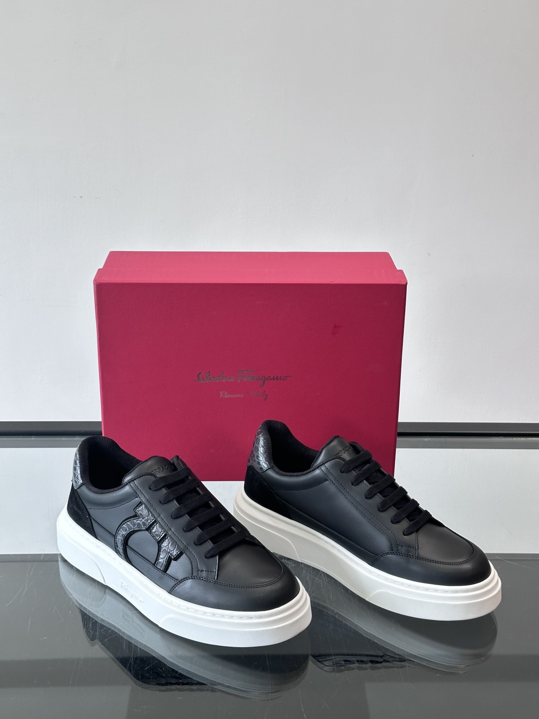 Ferragamo Gancini运动鞋男士菲拉格慕Gancini系列低帮运动鞋，皮革+麂皮拼接，侧面有