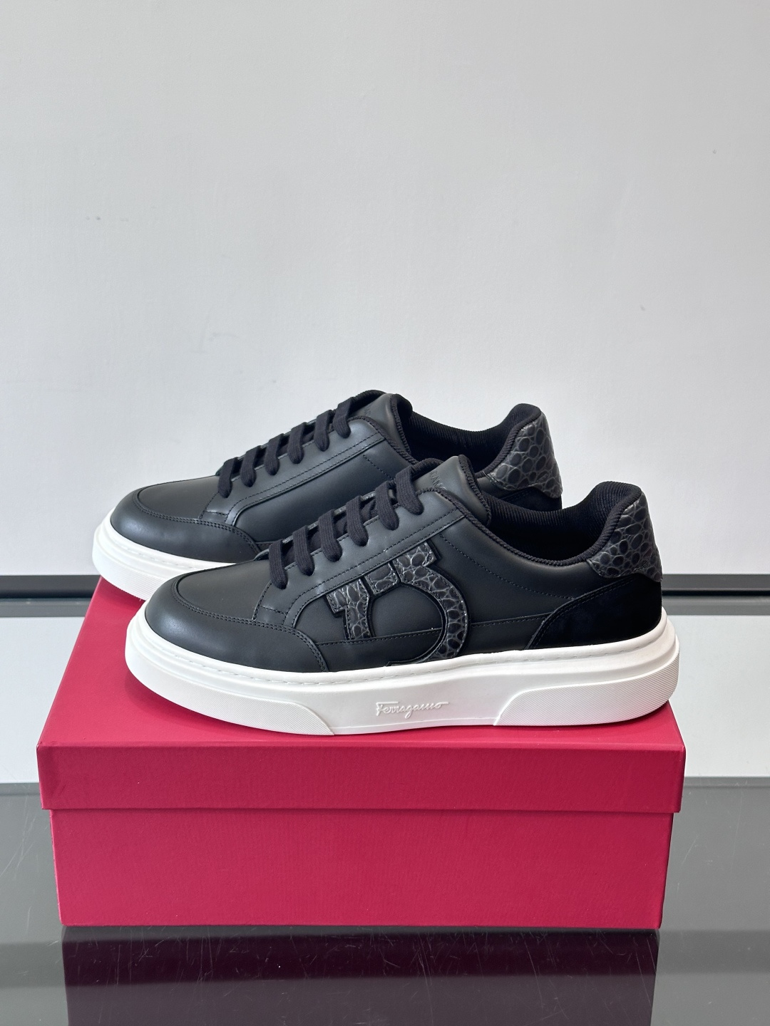 Ferragamo Gancini运动鞋男士菲拉格慕Gancini系列低帮运动鞋，皮革+麂皮拼接，侧面有