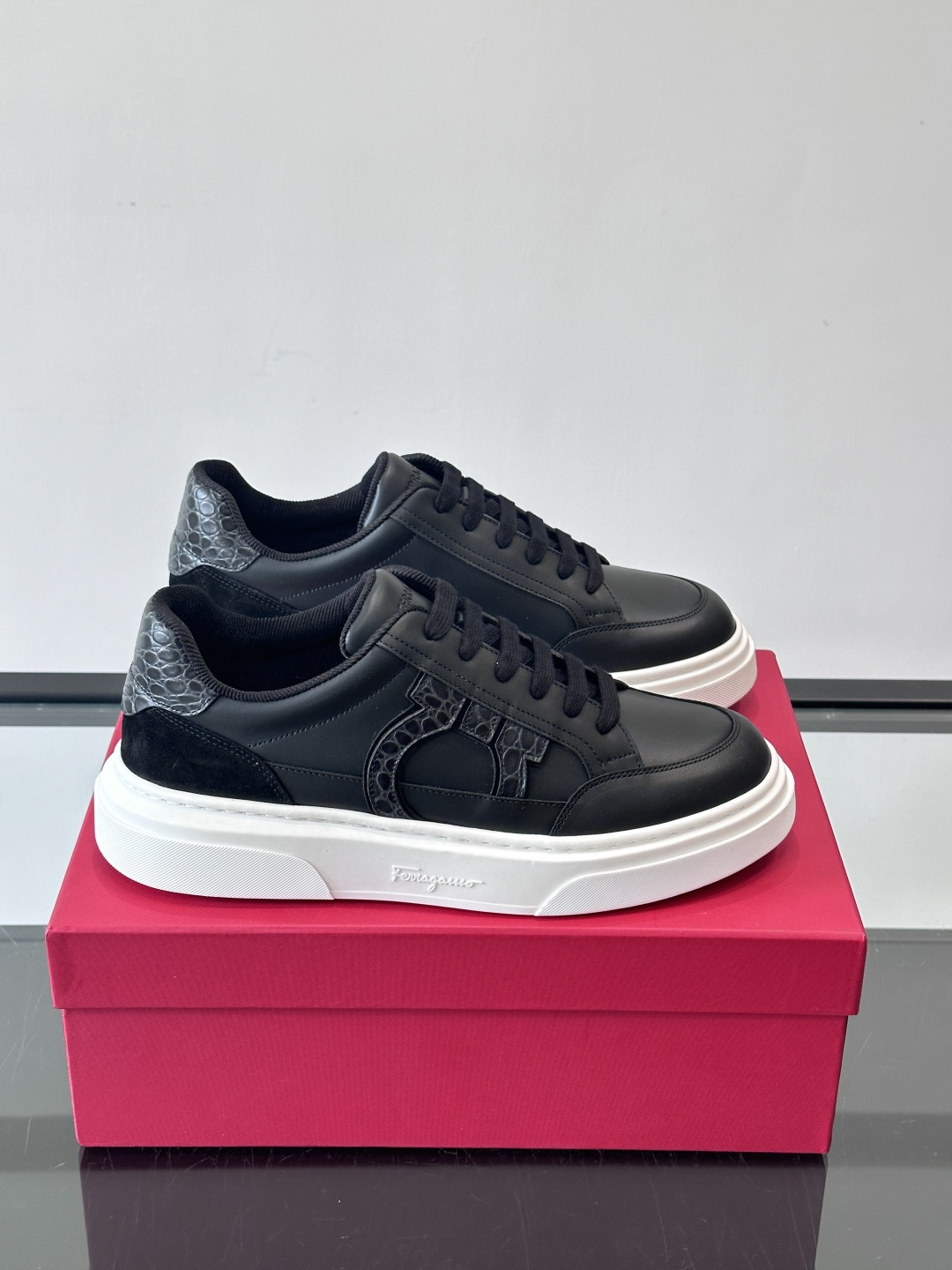 Ferragamo Gancini运动鞋男士菲拉格慕Gancini系列低帮运动鞋，皮革+麂皮拼接，侧面有