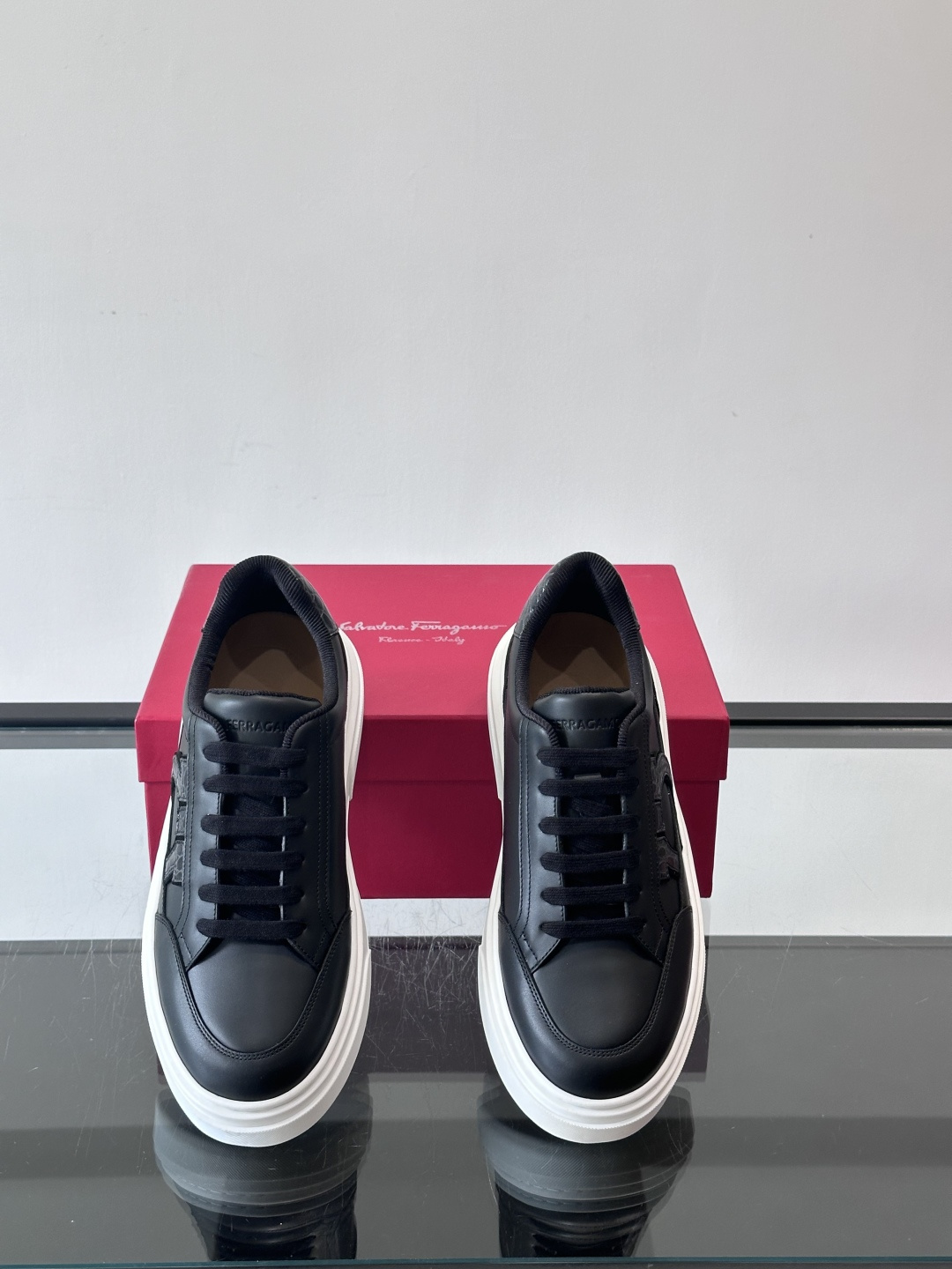 Ferragamo Gancini运动鞋男士菲拉格慕Gancini系列低帮运动鞋，皮革+麂皮拼接，侧面有