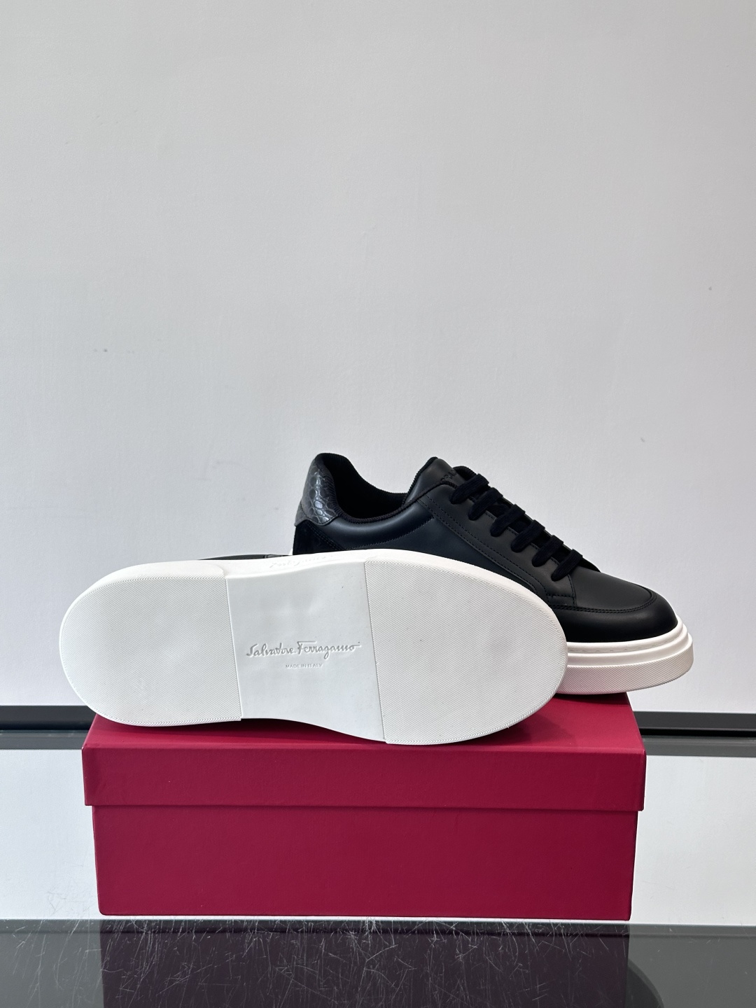 Ferragamo Gancini运动鞋男士菲拉格慕Gancini系列低帮运动鞋，皮革+麂皮拼接，侧面有