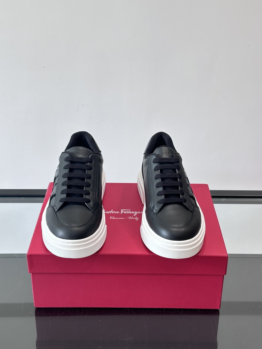 Ferragamo Gancini运动鞋男士菲拉格慕Gancini系列低帮运动鞋，皮革+麂皮拼接，侧面有