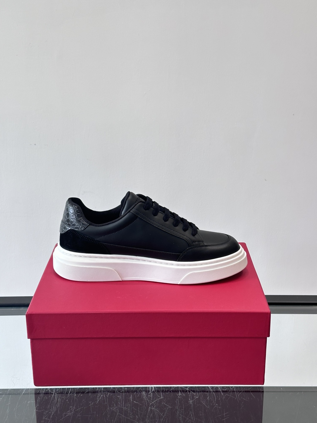 Ferragamo Gancini运动鞋男士菲拉格慕Gancini系列低帮运动鞋，皮革+麂皮拼接，侧面有