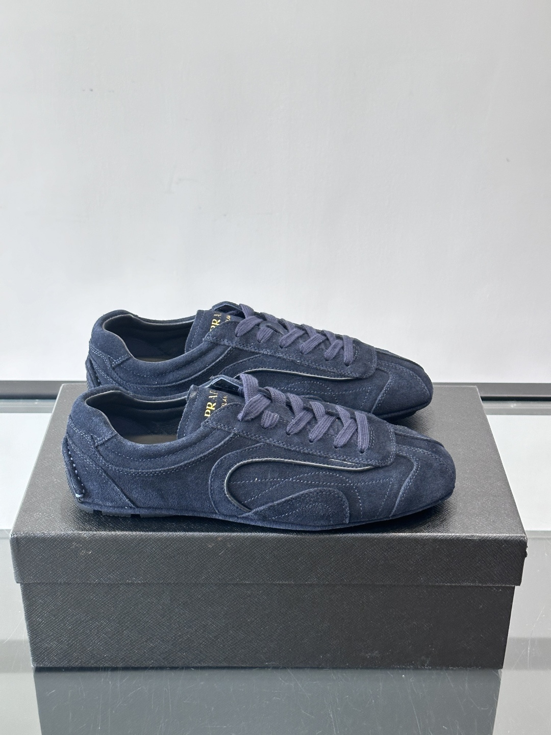 Prada Montecarlo牛反绒运动鞋，Prada Montecarlo牛反绒运动鞋，灵感源自赛车