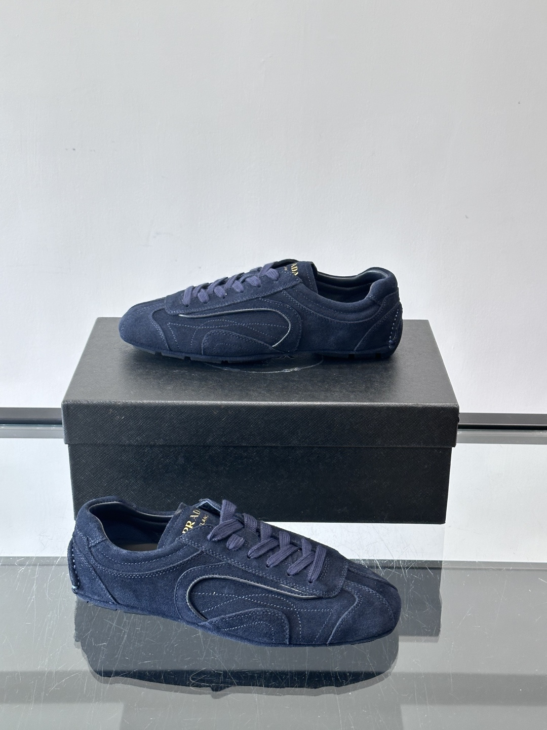 Prada Montecarlo牛反绒运动鞋，Prada Montecarlo牛反绒运动鞋，灵感源自赛车