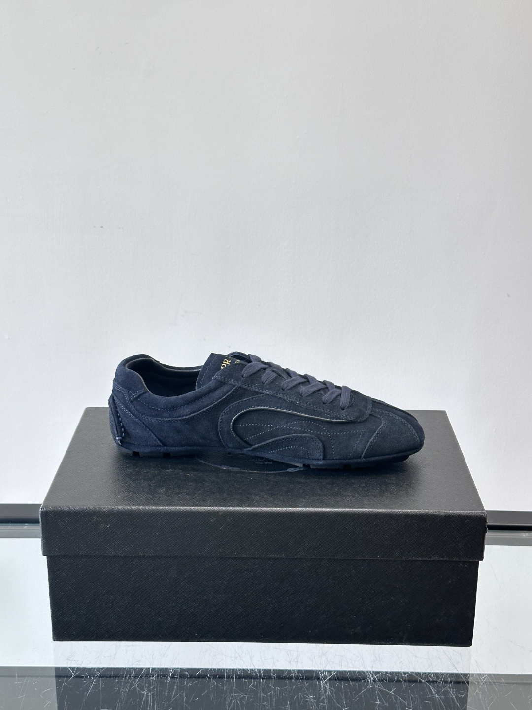 Prada Montecarlo牛反绒运动鞋，Prada Montecarlo牛反绒运动鞋，灵感源自赛车