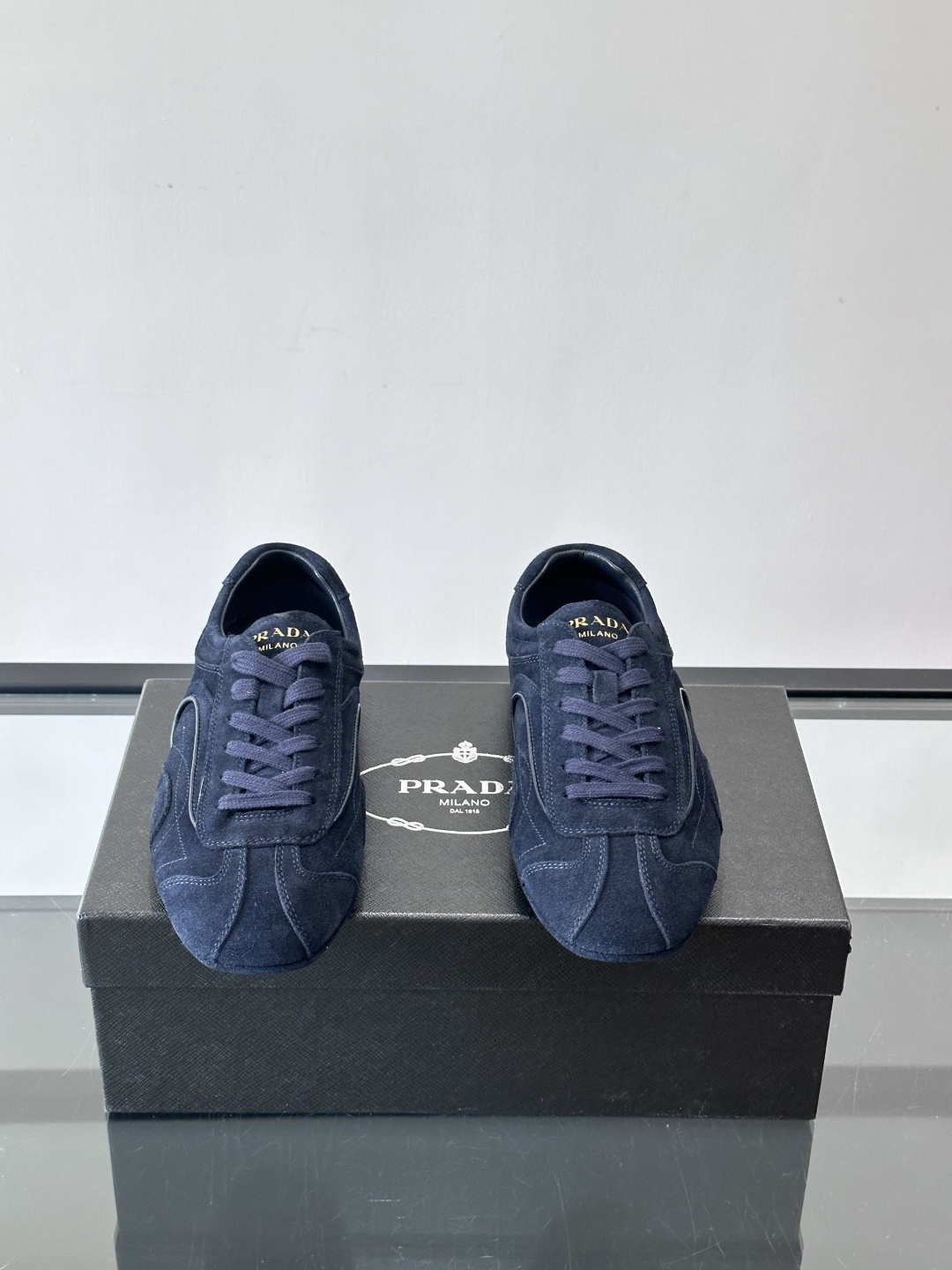 Prada Montecarlo牛反绒运动鞋，Prada Montecarlo牛反绒运动鞋，灵感源自赛车