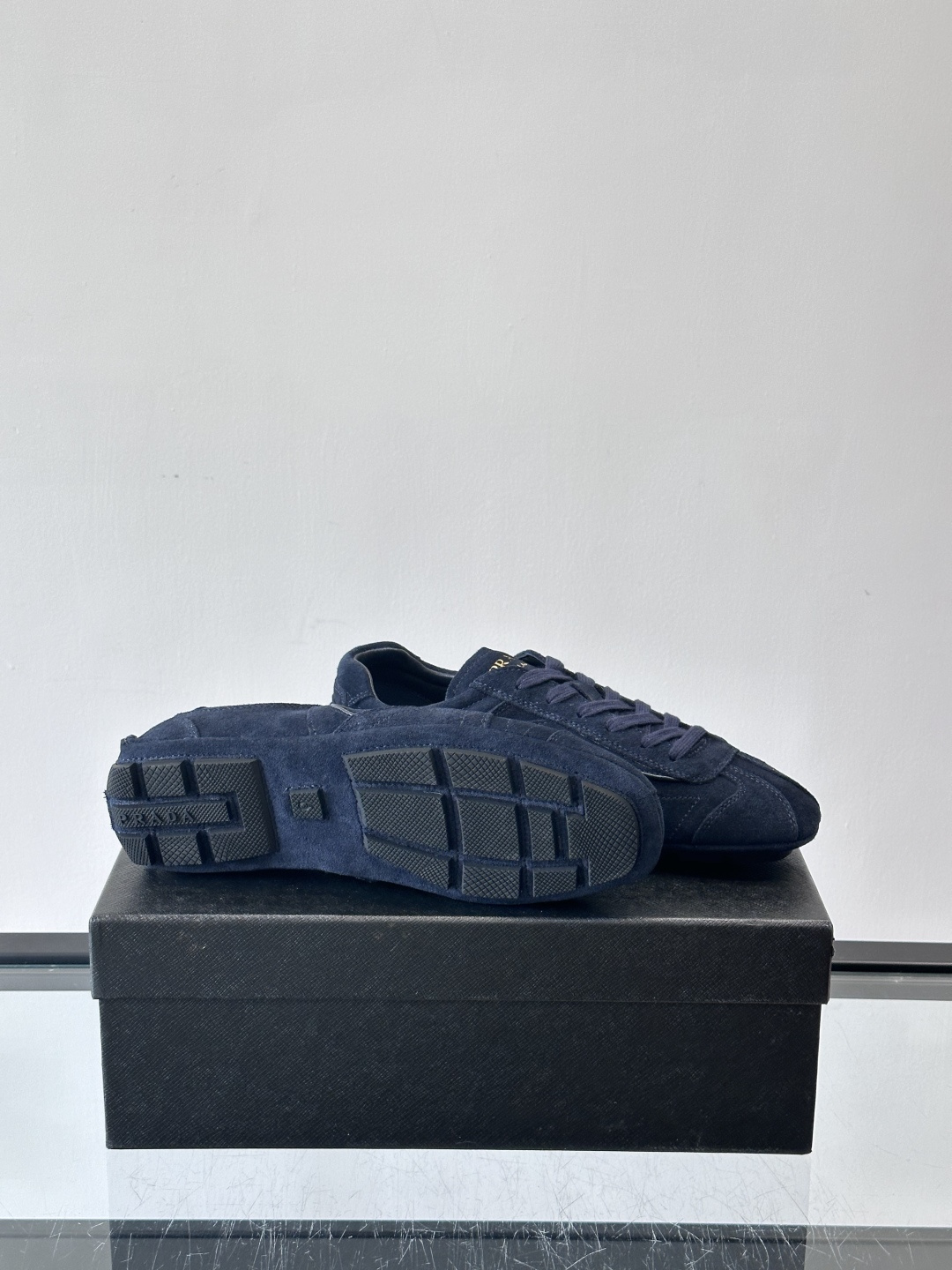 Prada Montecarlo牛反绒运动鞋，Prada Montecarlo牛反绒运动鞋，灵感源自赛车