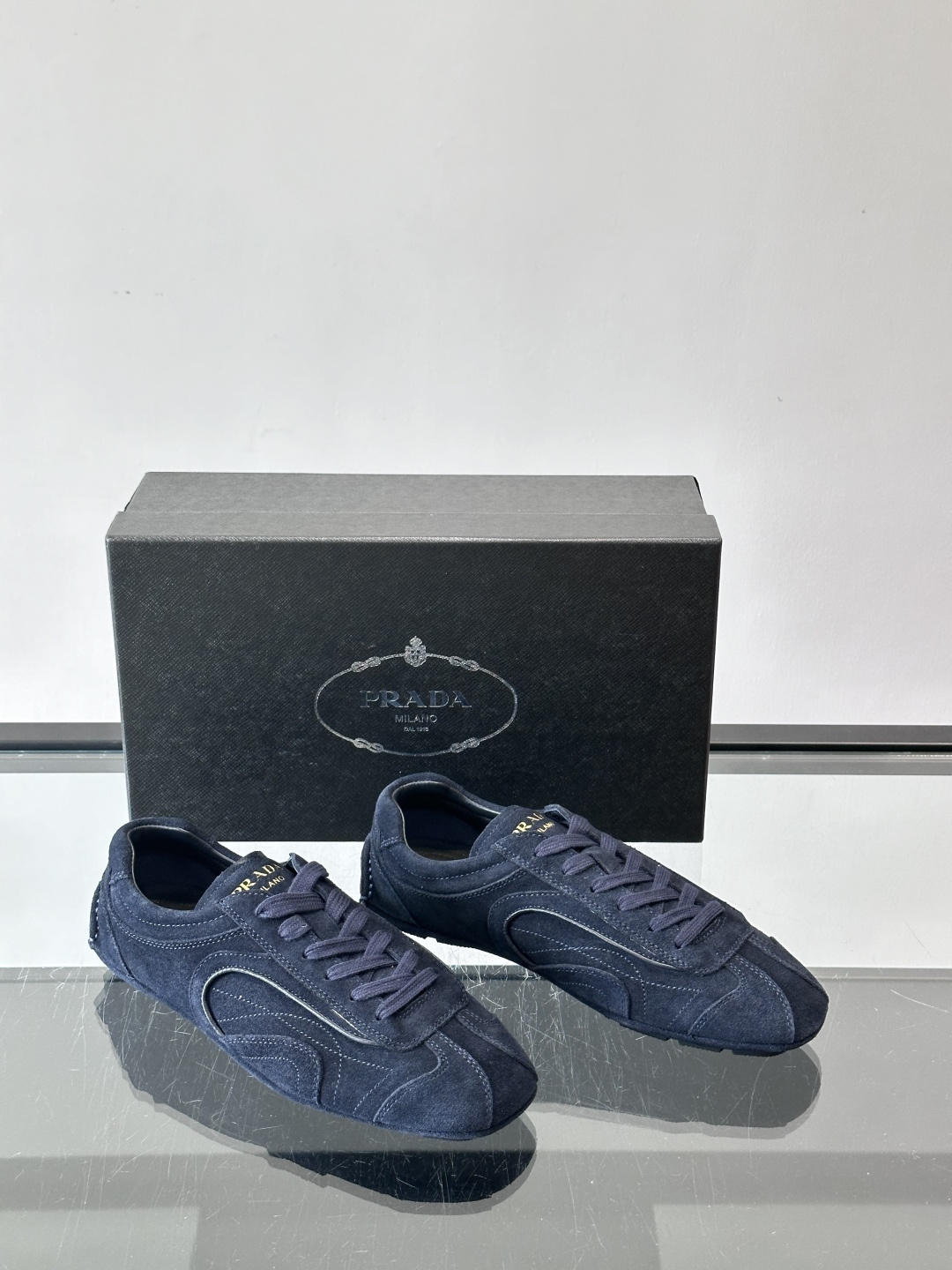 Prada Montecarlo牛反绒运动鞋，Prada Montecarlo牛反绒运动鞋，灵感源自赛车