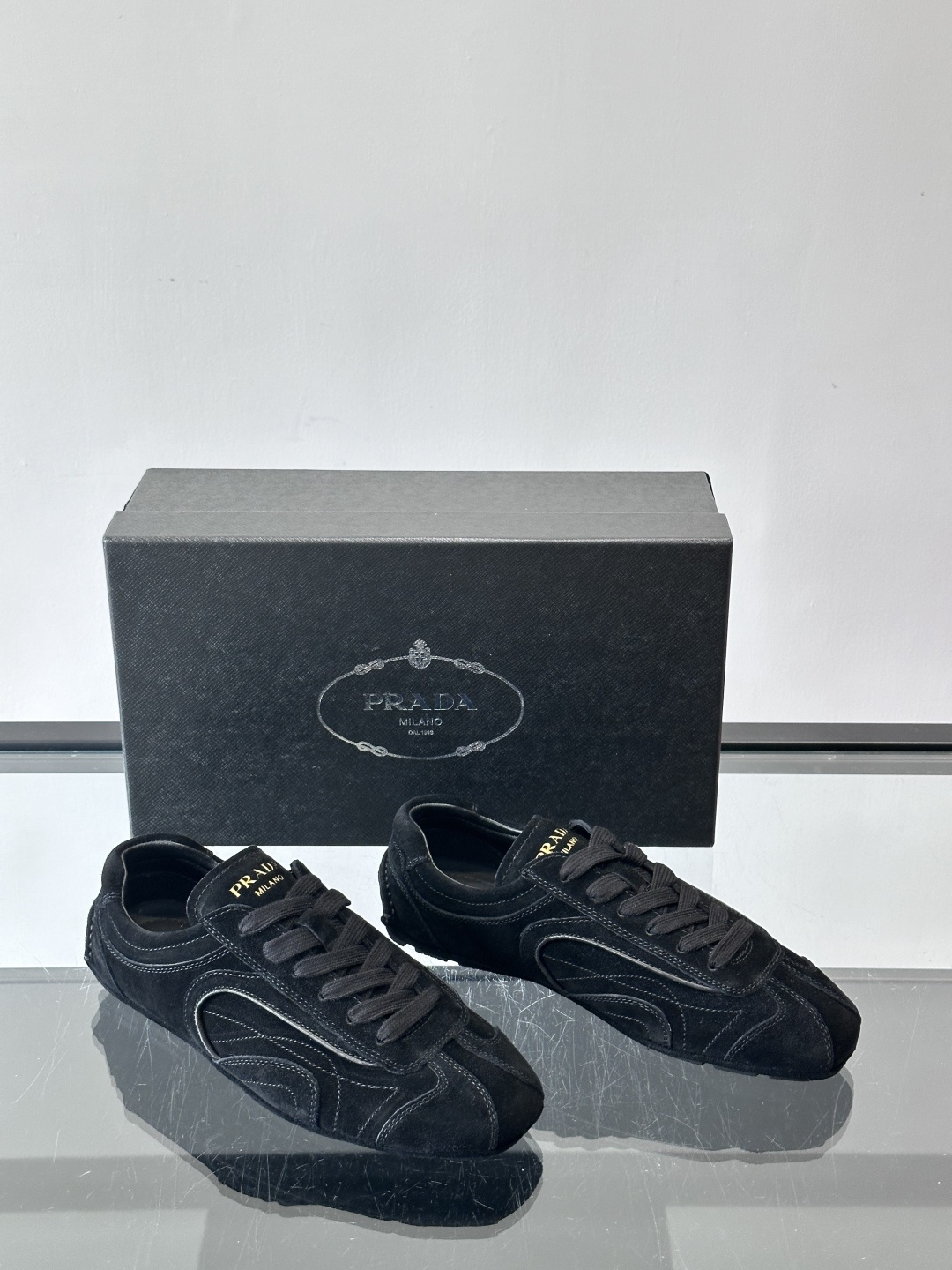 Prada Montecarlo牛反绒运动鞋，Prada Montecarlo牛反绒运动鞋，灵感源自赛车