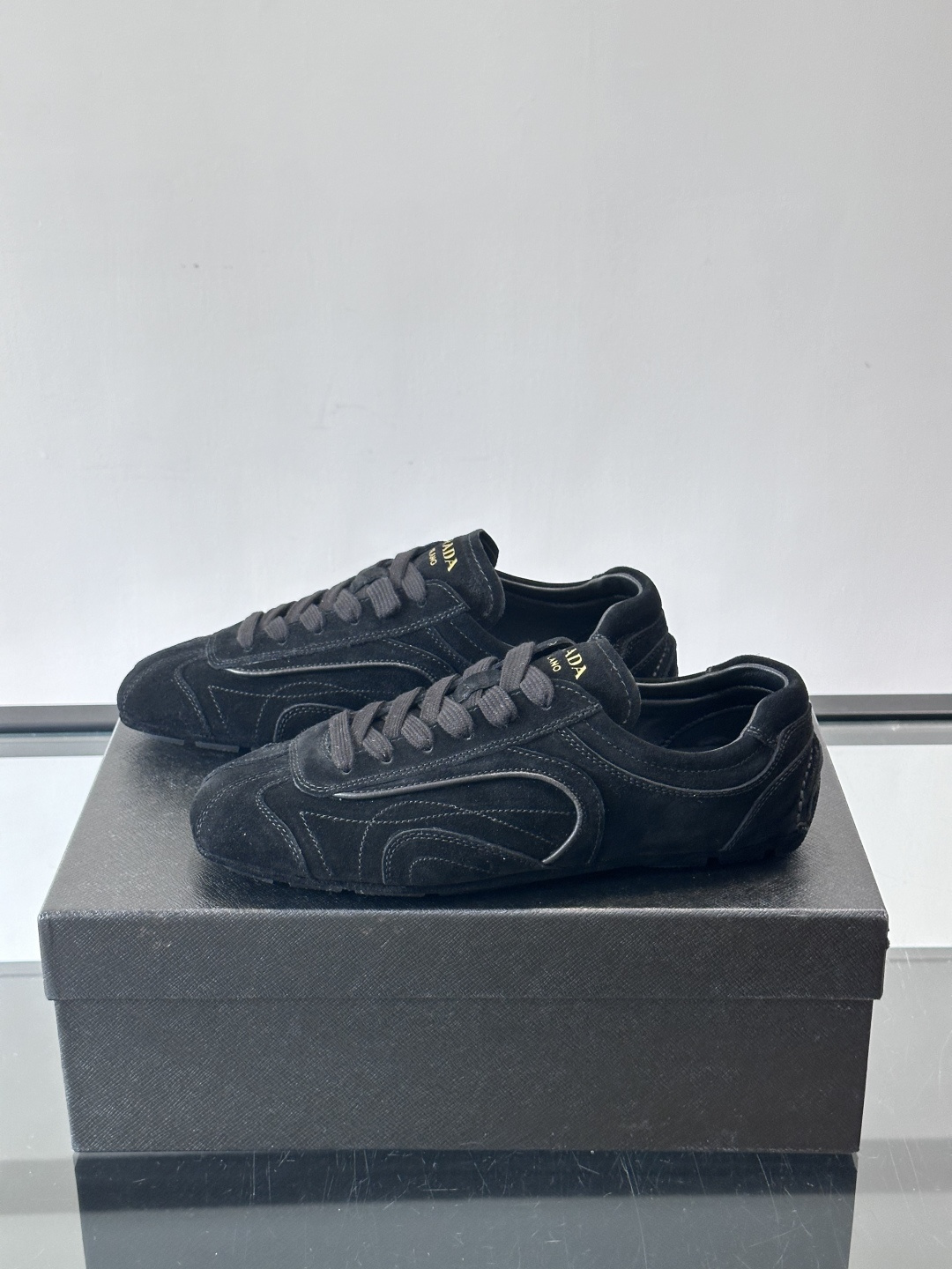 Prada Montecarlo牛反绒运动鞋，Prada Montecarlo牛反绒运动鞋，灵感源自赛车