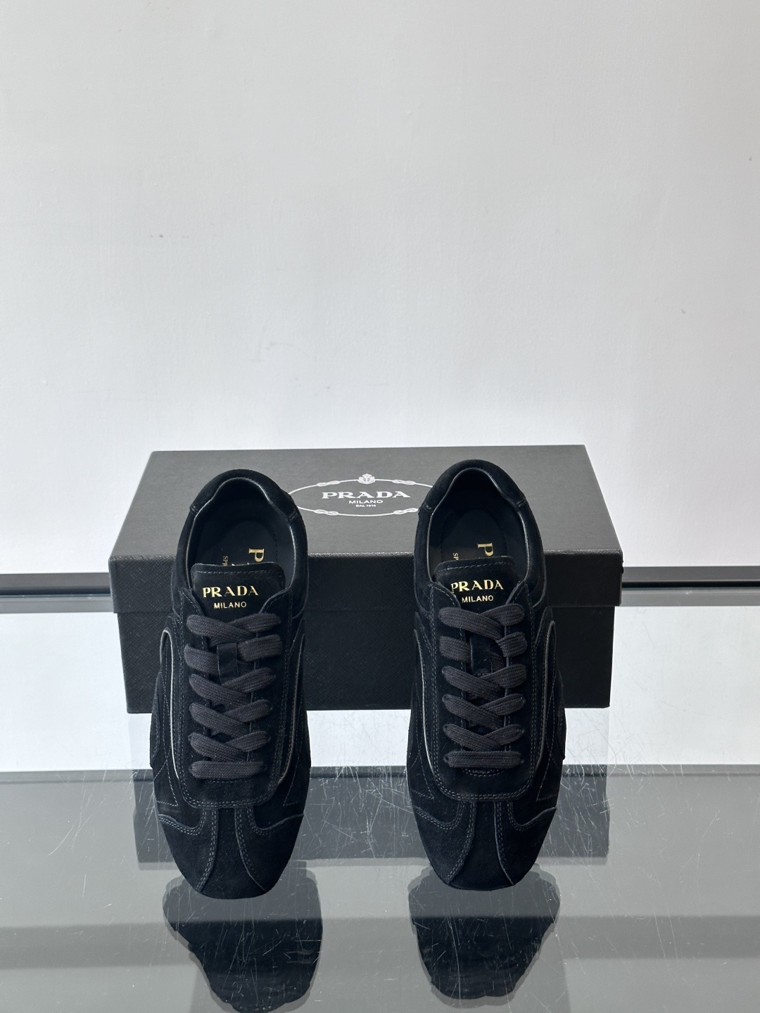 Prada Montecarlo牛反绒运动鞋，Prada Montecarlo牛反绒运动鞋，灵感源自赛车