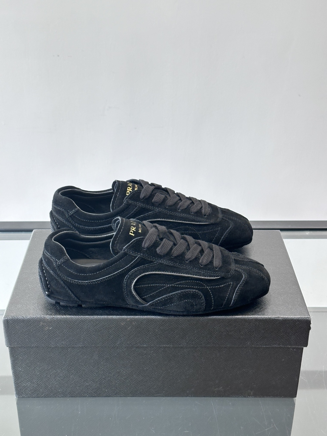 Prada Montecarlo牛反绒运动鞋，Prada Montecarlo牛反绒运动鞋，灵感源自赛车