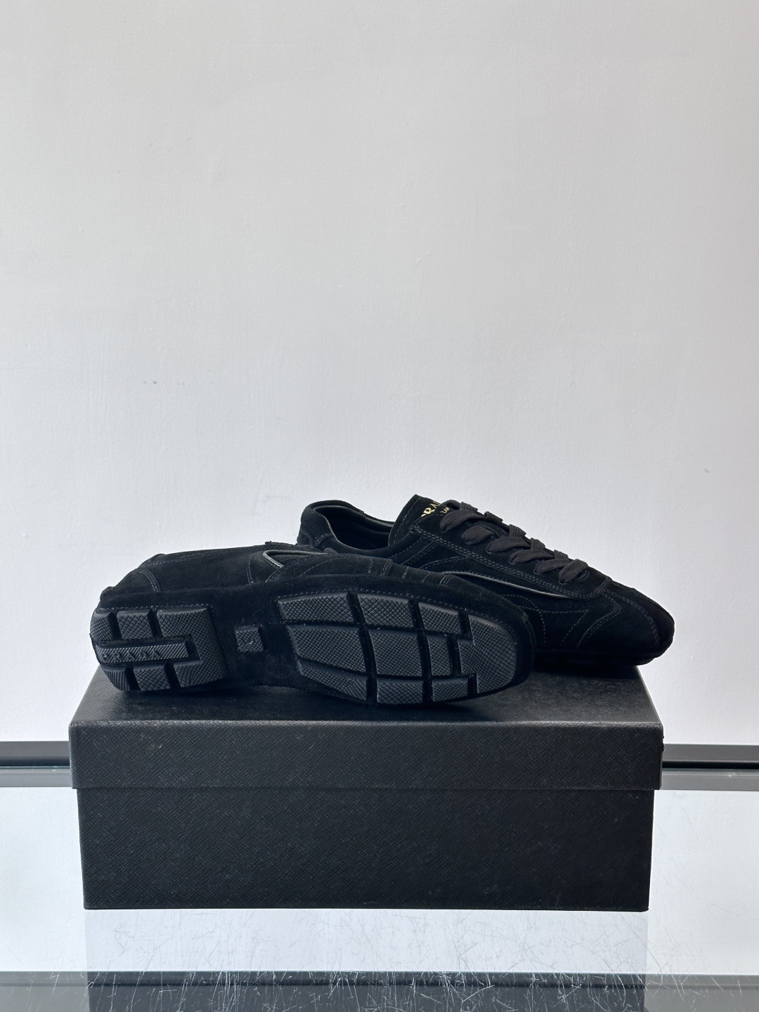 Prada Montecarlo牛反绒运动鞋，Prada Montecarlo牛反绒运动鞋，灵感源自赛车