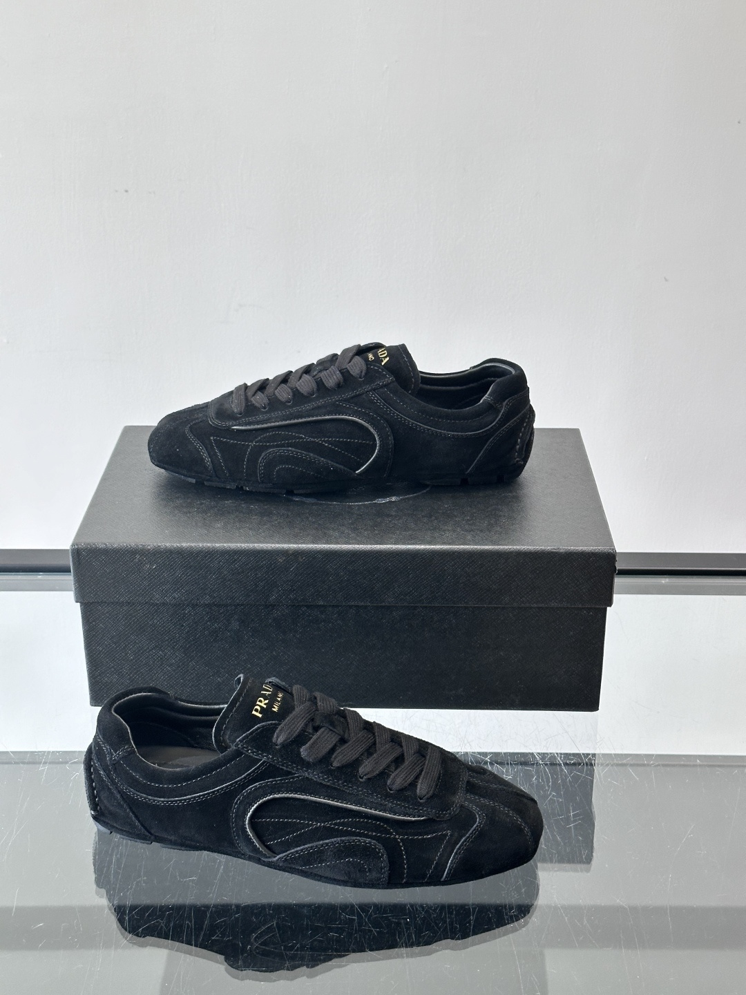 Prada Montecarlo牛反绒运动鞋，Prada Montecarlo牛反绒运动鞋，灵感源自赛车