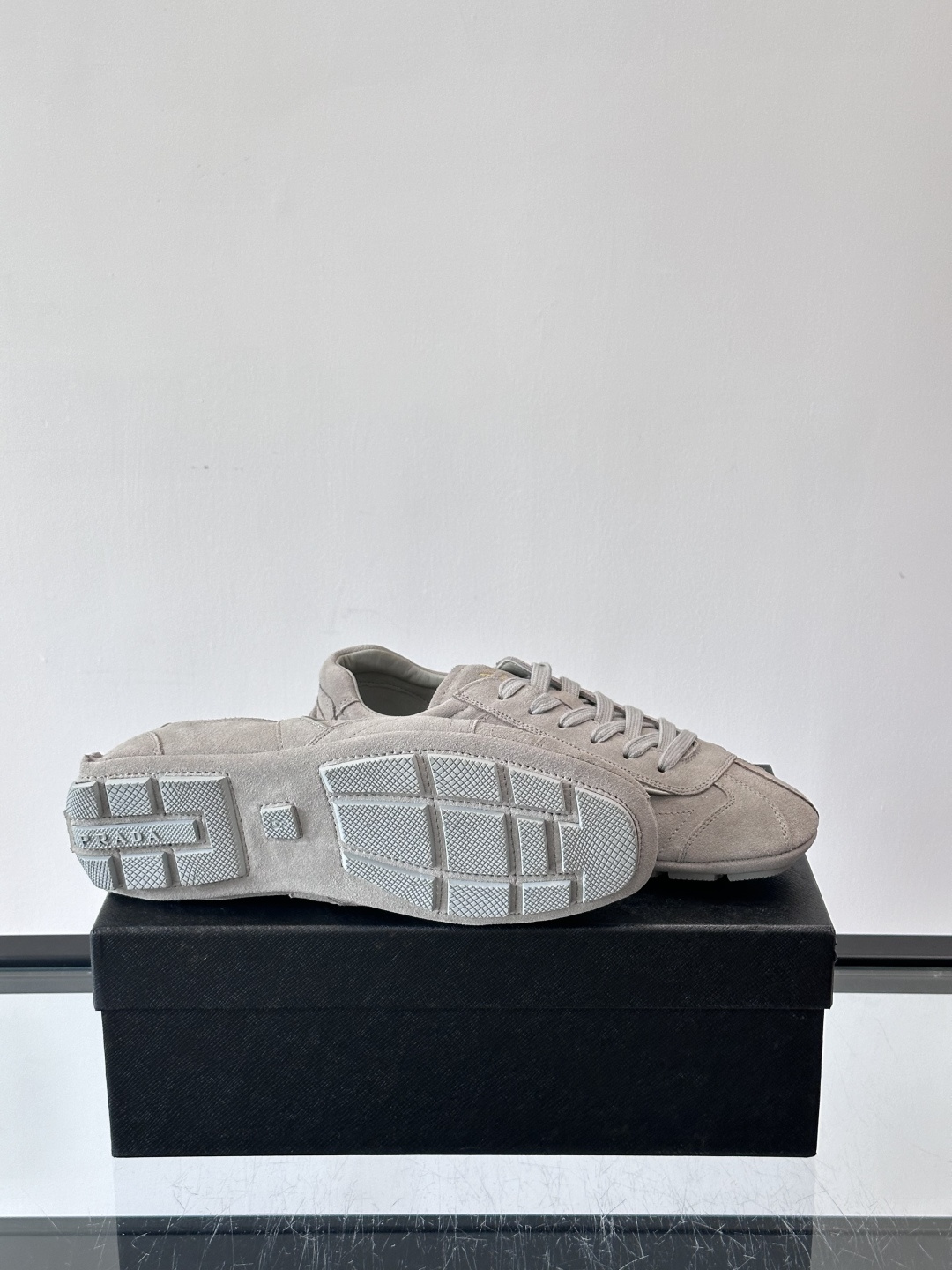 Prada Montecarlo牛反绒运动鞋，Prada Montecarlo牛反绒运动鞋，灵感源自赛车