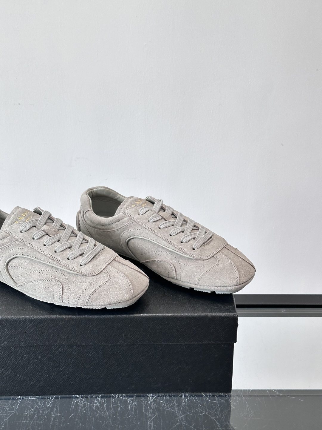 Prada Montecarlo牛反绒运动鞋，Prada Montecarlo牛反绒运动鞋，灵感源自赛车