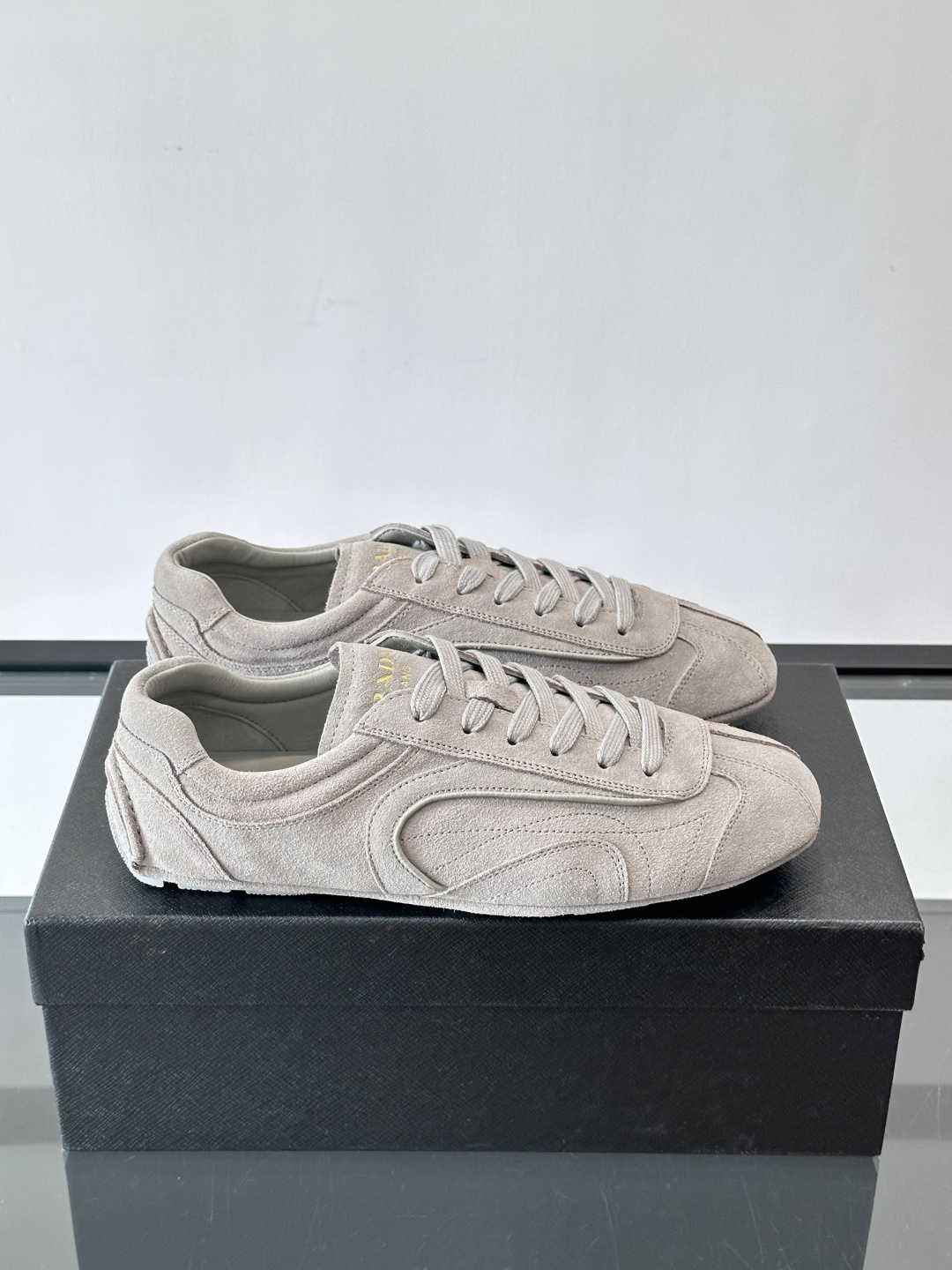 Prada Montecarlo牛反绒运动鞋，Prada Montecarlo牛反绒运动鞋，灵感源自赛车