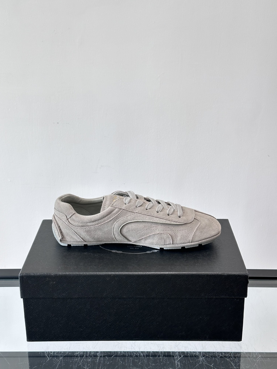 Prada Montecarlo牛反绒运动鞋，Prada Montecarlo牛反绒运动鞋，灵感源自赛车