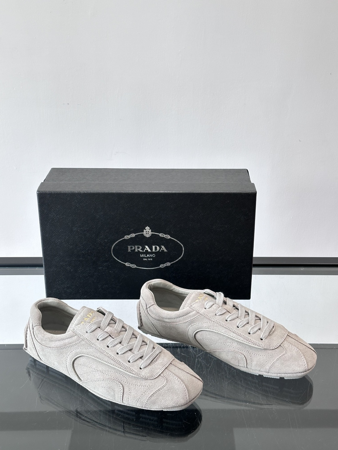 Prada Montecarlo牛反绒运动鞋，Prada Montecarlo牛反绒运动鞋，灵感源自赛车