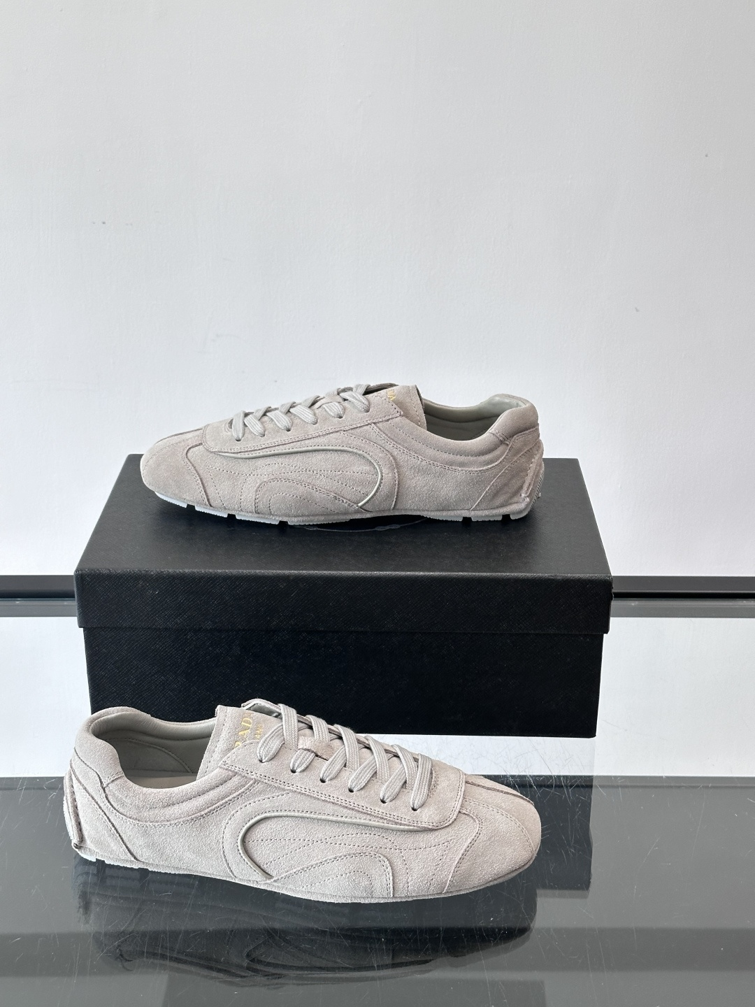 Prada Montecarlo牛反绒运动鞋，Prada Montecarlo牛反绒运动鞋，灵感源自赛车