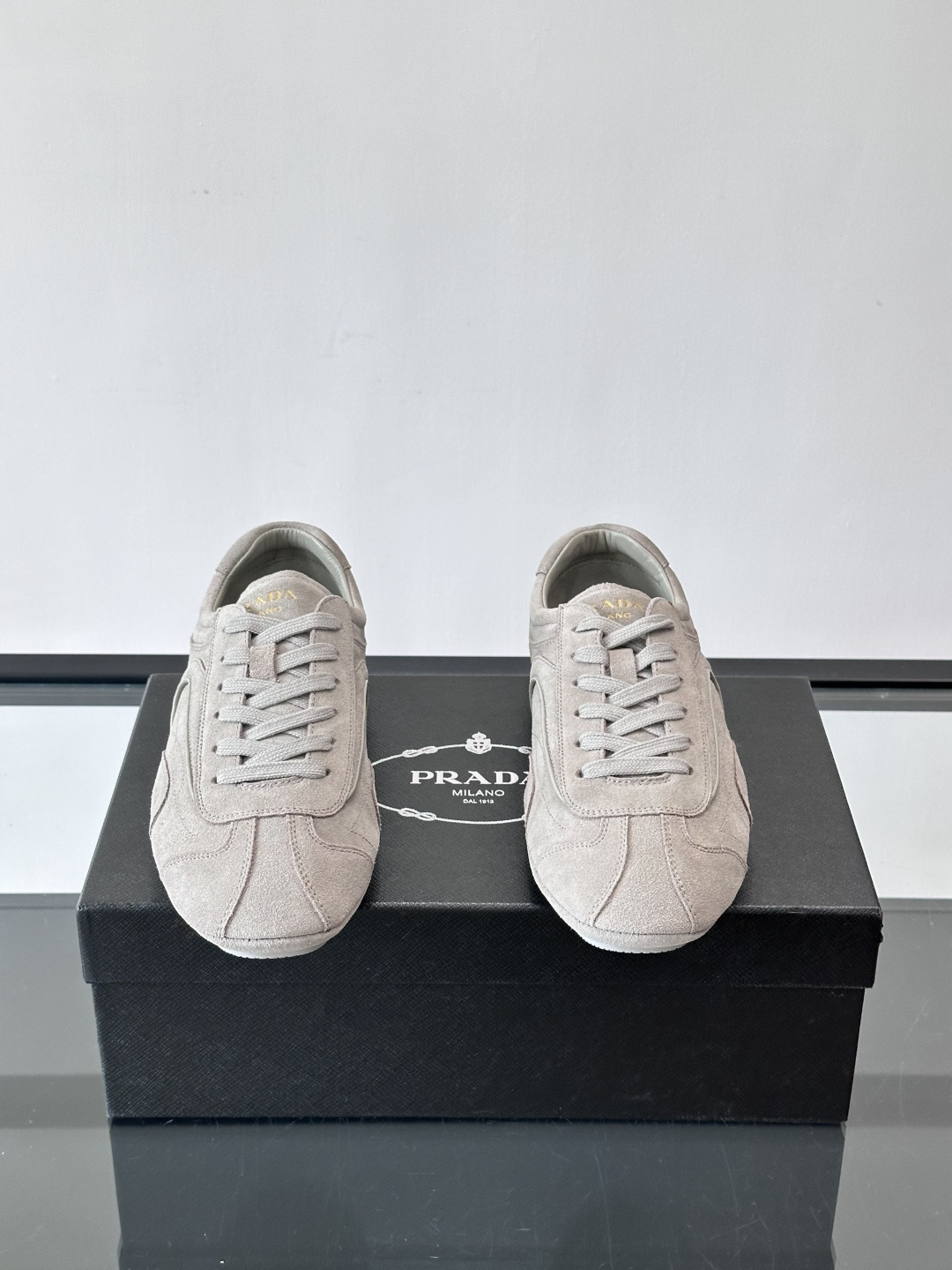 Prada Montecarlo牛反绒运动鞋，Prada Montecarlo牛反绒运动鞋，灵感源自赛车