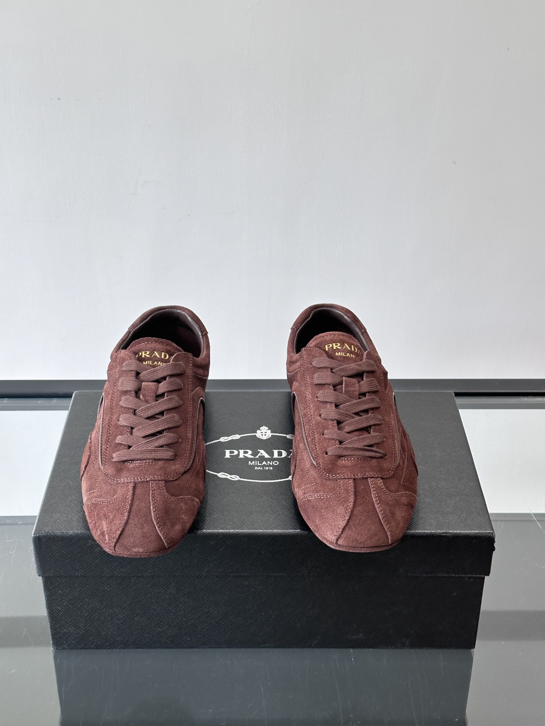 Prada Montecarlo牛反绒运动鞋，Prada Montecarlo牛反绒运动鞋，灵感源自赛车