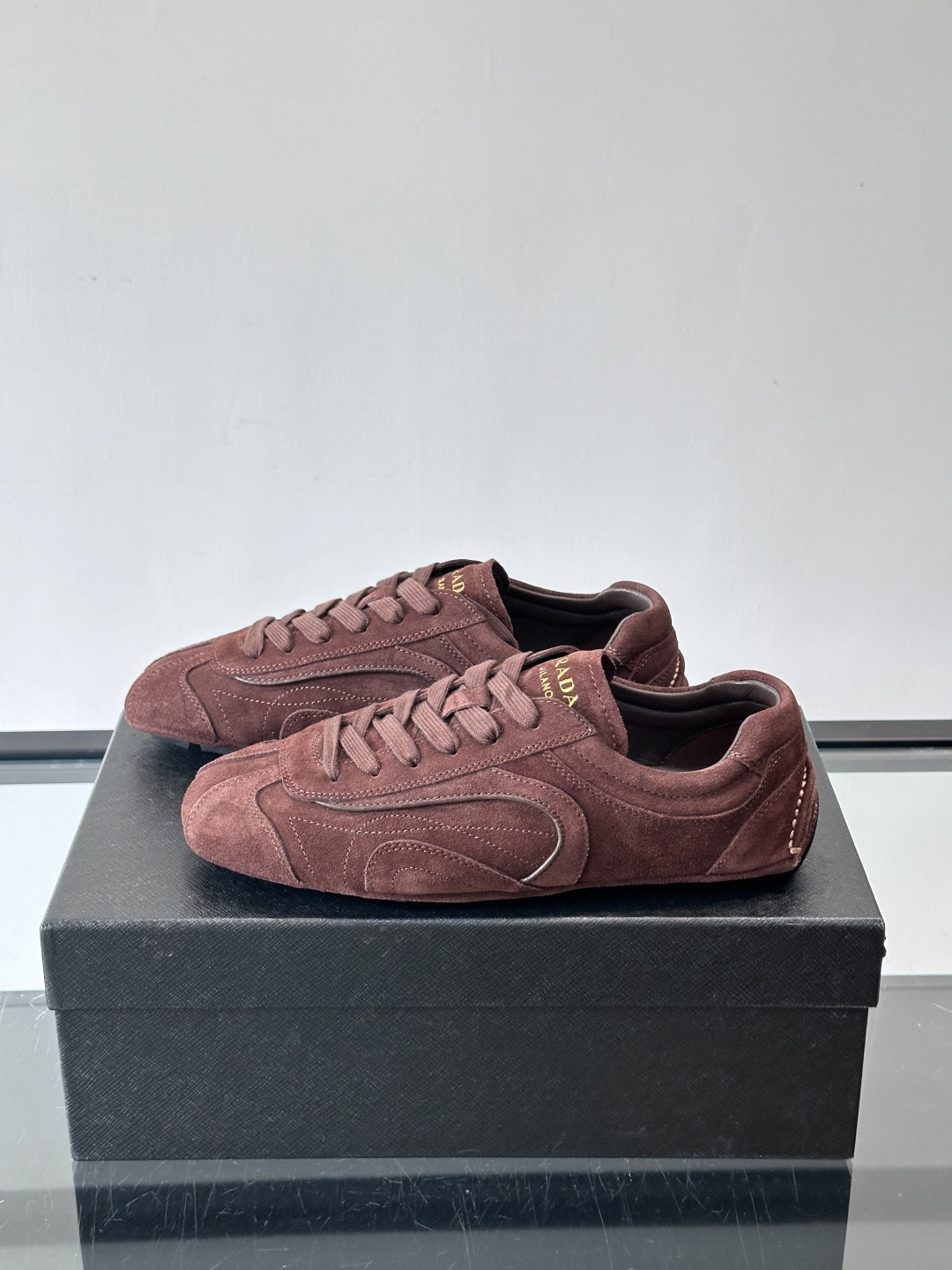 Prada Montecarlo牛反绒运动鞋，Prada Montecarlo牛反绒运动鞋，灵感源自赛车