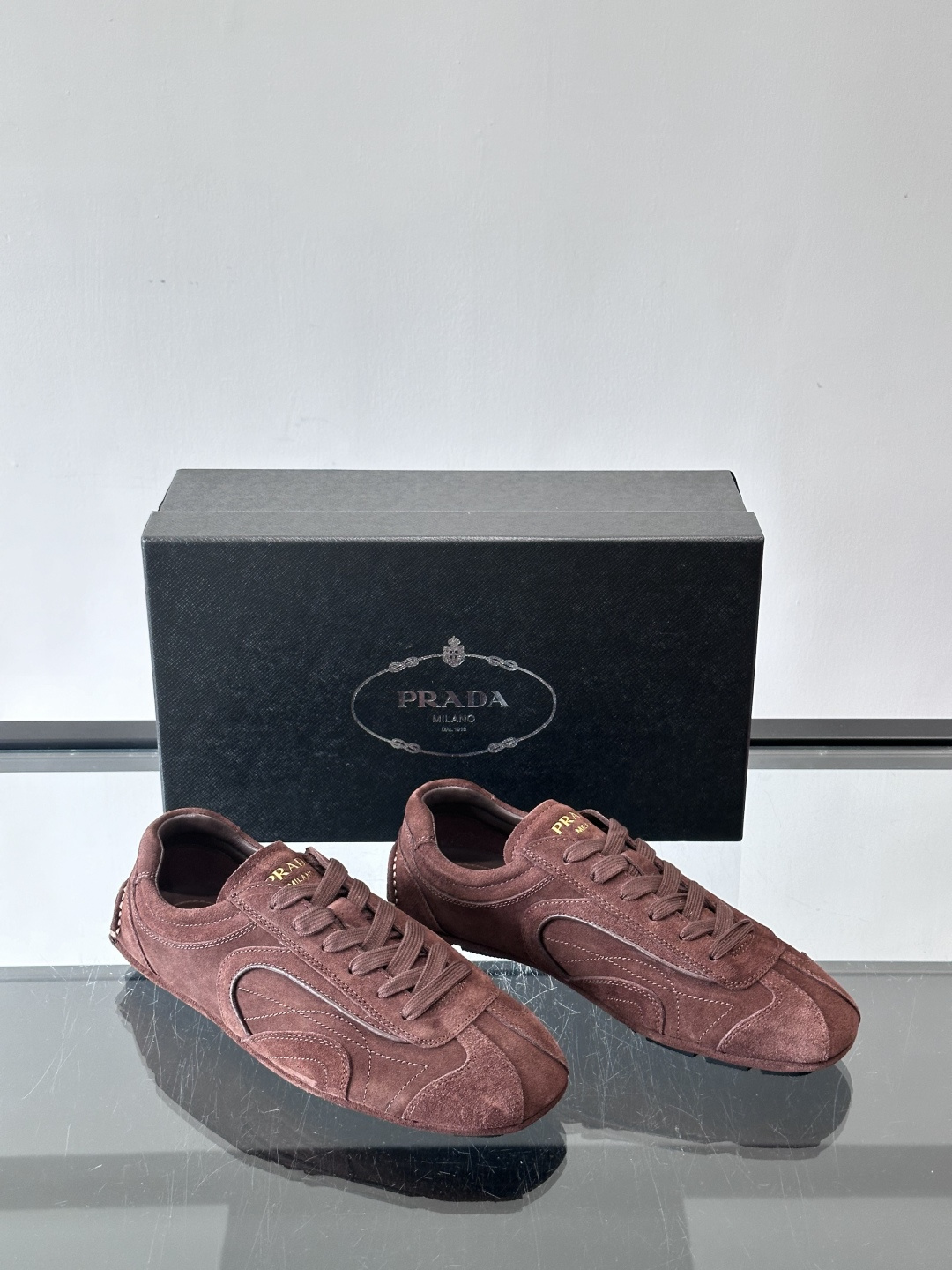 Prada Montecarlo牛反绒运动鞋，Prada Montecarlo牛反绒运动鞋，灵感源自赛车