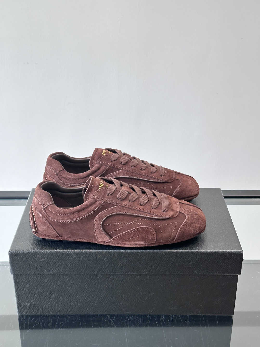 Prada Montecarlo牛反绒运动鞋，Prada Montecarlo牛反绒运动鞋，灵感源自赛车