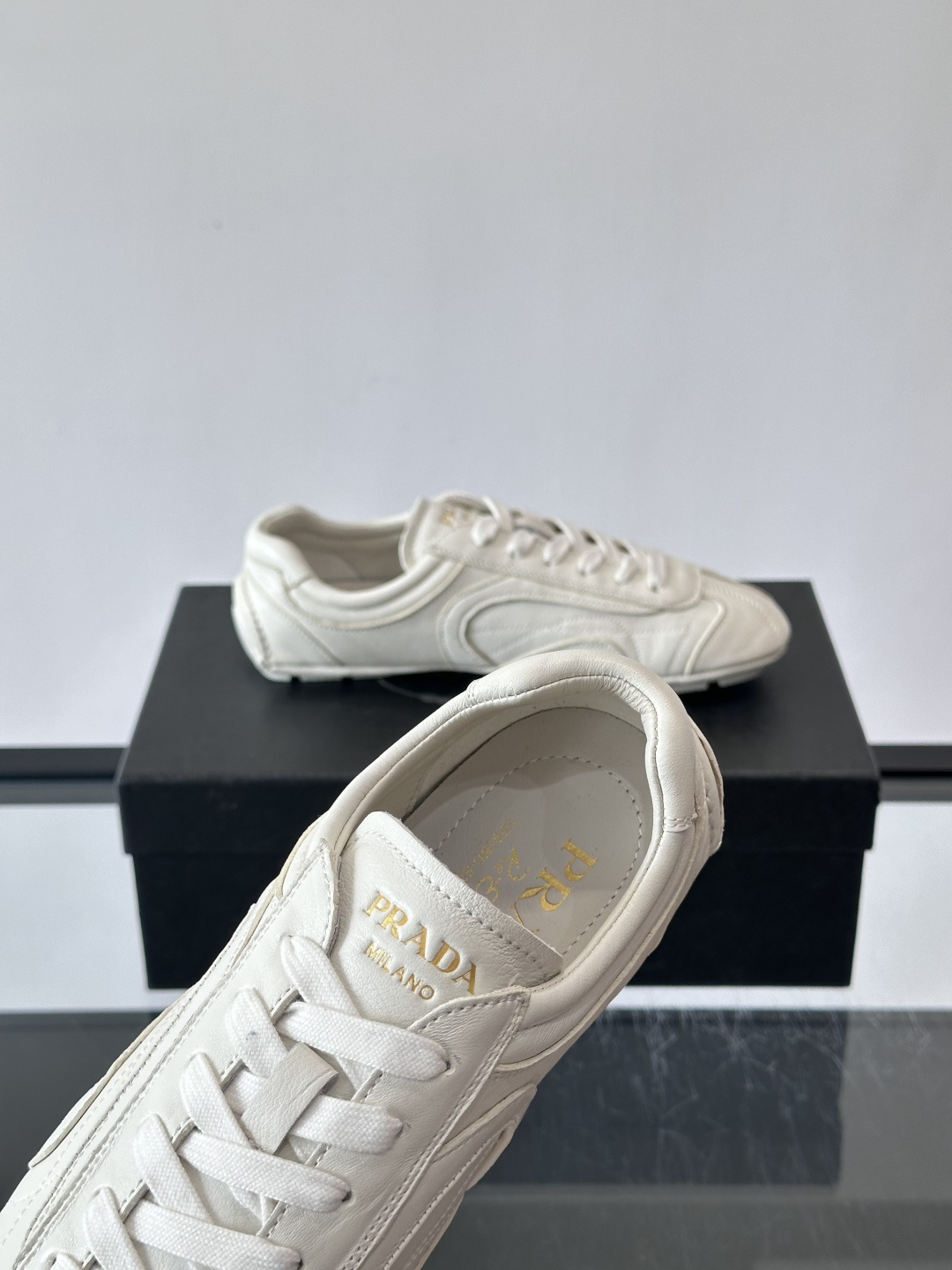 Prada Montecarlo德训鞋Prada Montecarlo德训鞋灵感源自赛车鞋，鞋面选用柔软