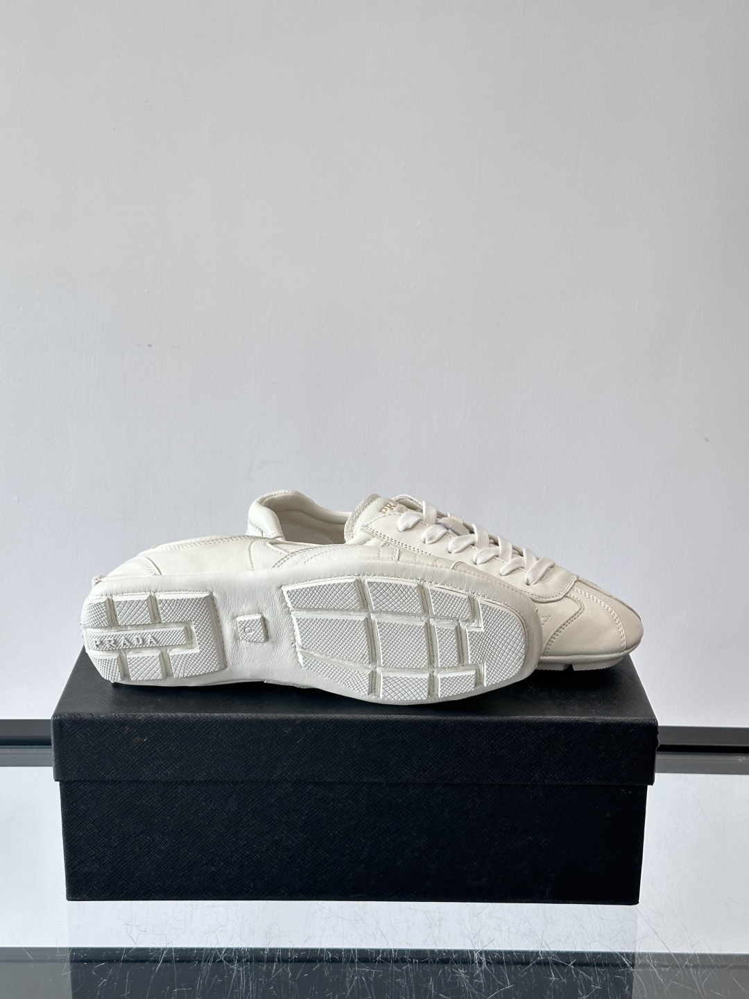 Prada Montecarlo德训鞋Prada Montecarlo德训鞋灵感源自赛车鞋，鞋面选用柔软