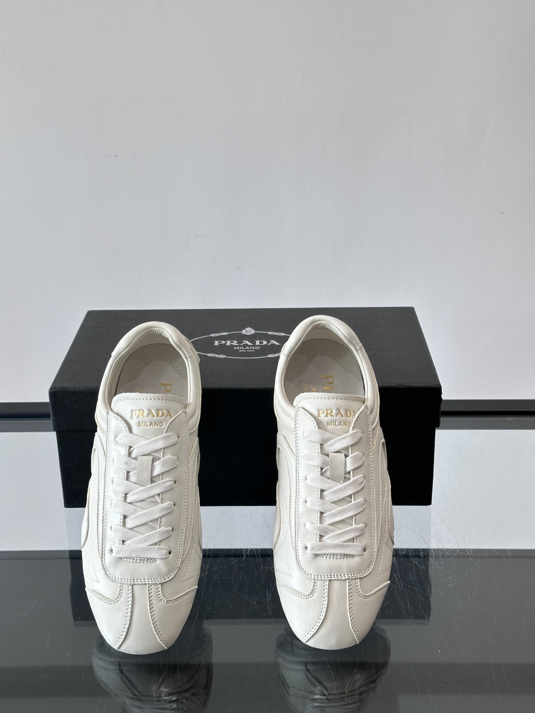 Prada Montecarlo德训鞋Prada Montecarlo德训鞋灵感源自赛车鞋，鞋面选用柔软