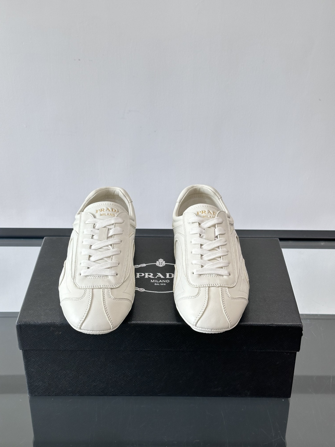 Prada Montecarlo德训鞋Prada Montecarlo德训鞋灵感源自赛车鞋，鞋面选用柔软