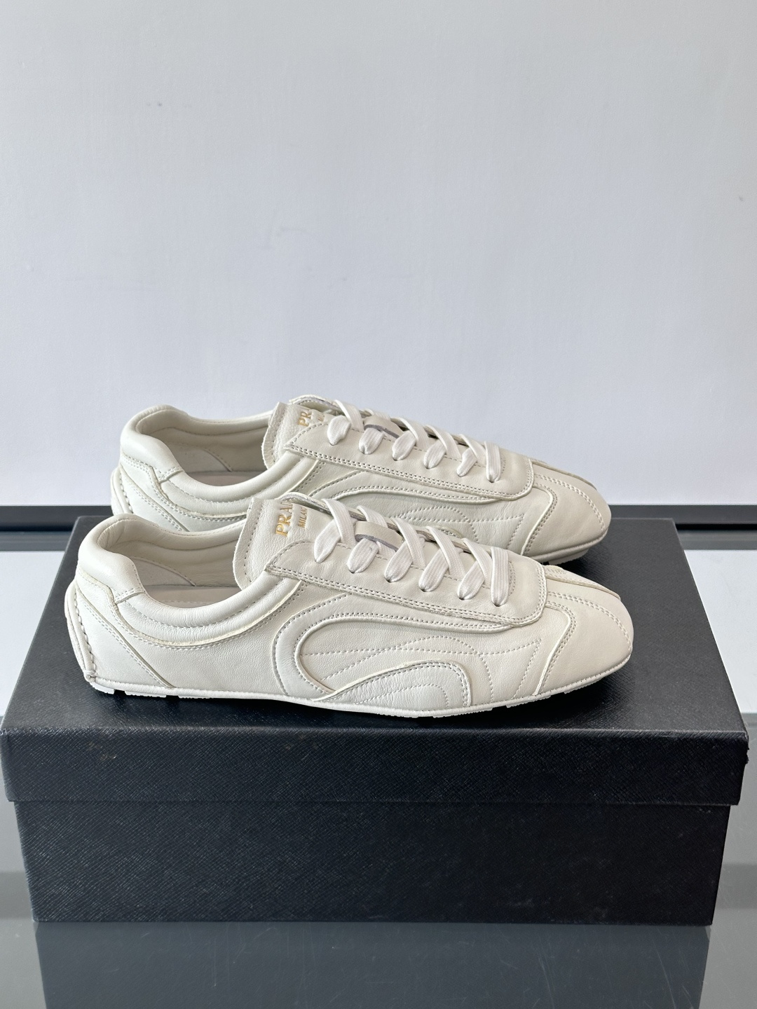 Prada Montecarlo德训鞋Prada Montecarlo德训鞋灵感源自赛车鞋，鞋面选用柔软