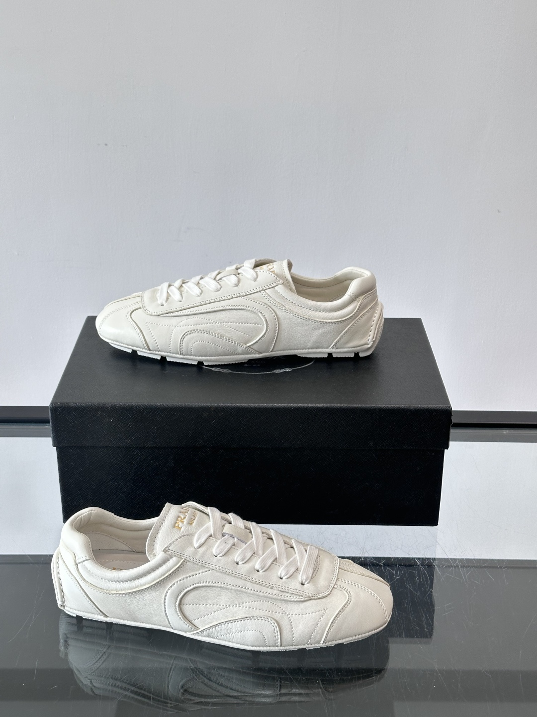 Prada Montecarlo德训鞋Prada Montecarlo德训鞋灵感源自赛车鞋，鞋面选用柔软