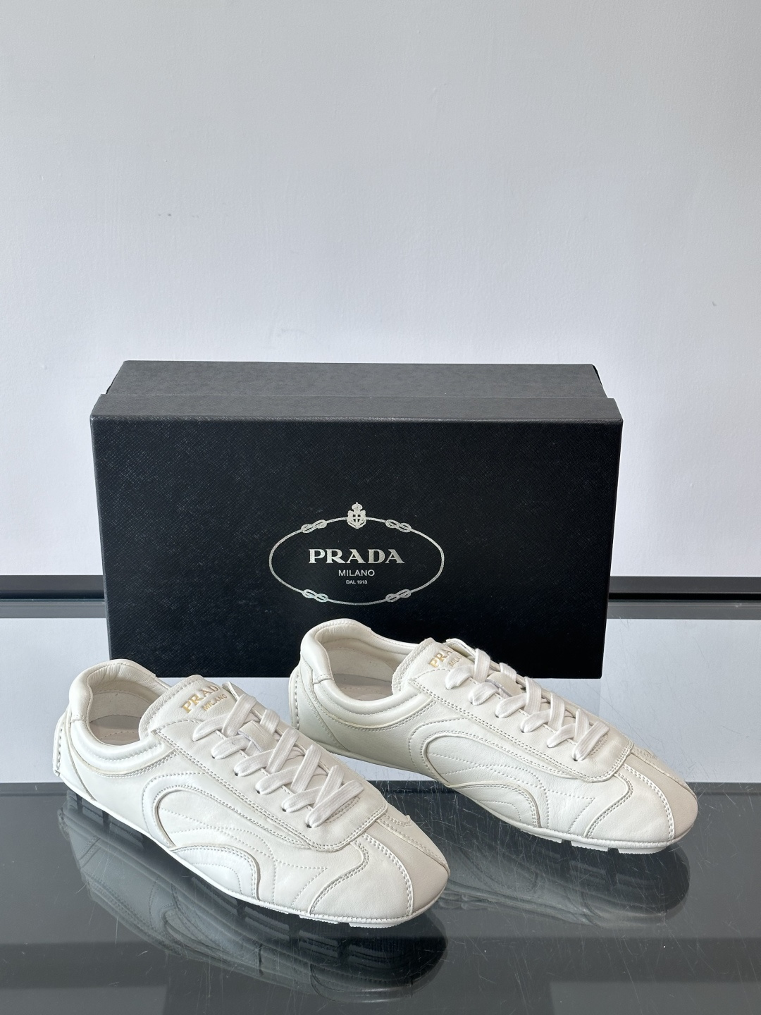 Prada Montecarlo德训鞋Prada Montecarlo德训鞋灵感源自赛车鞋，鞋面选用柔软