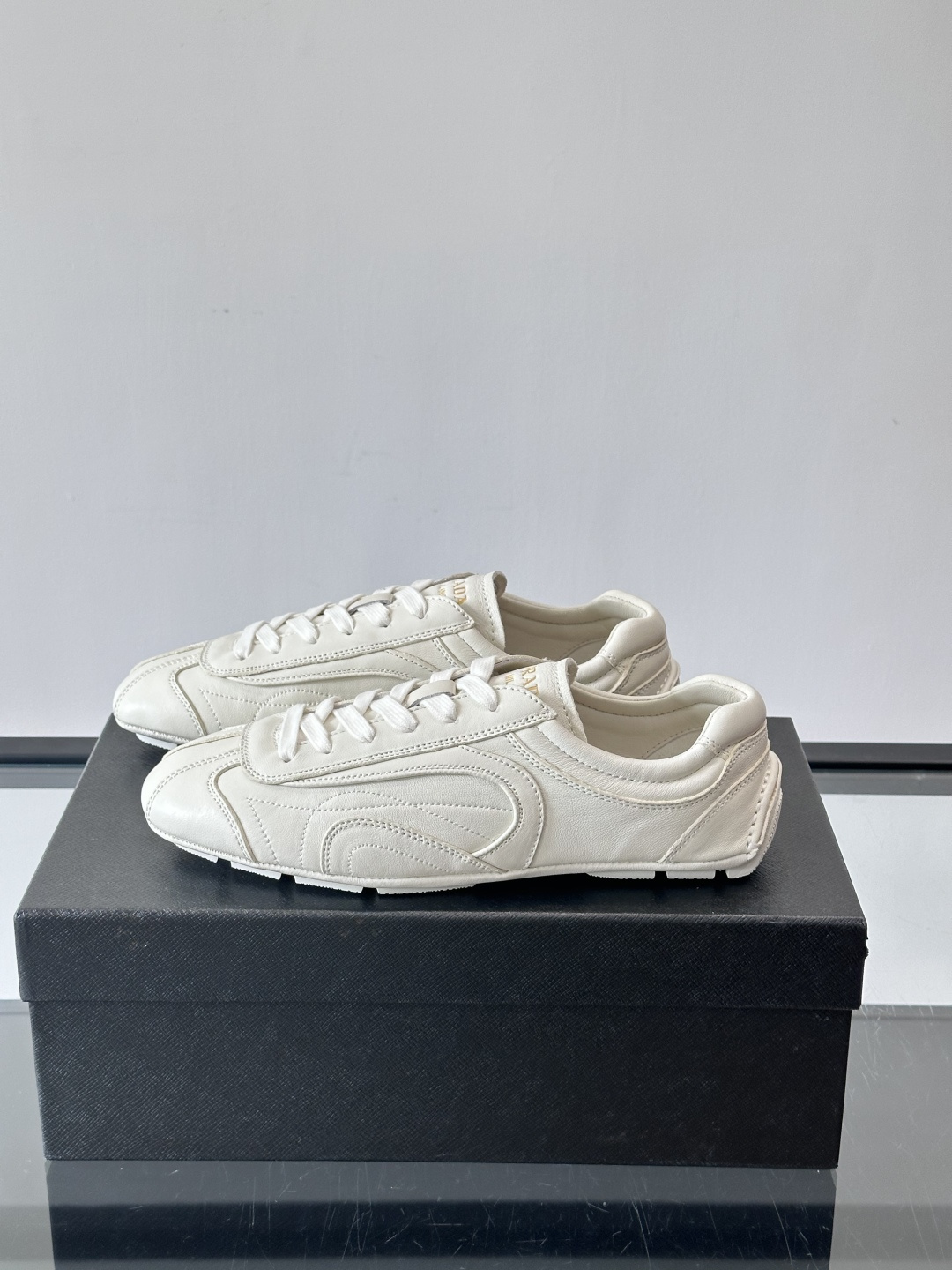 Prada Montecarlo德训鞋Prada Montecarlo德训鞋灵感源自赛车鞋，鞋面选用柔软