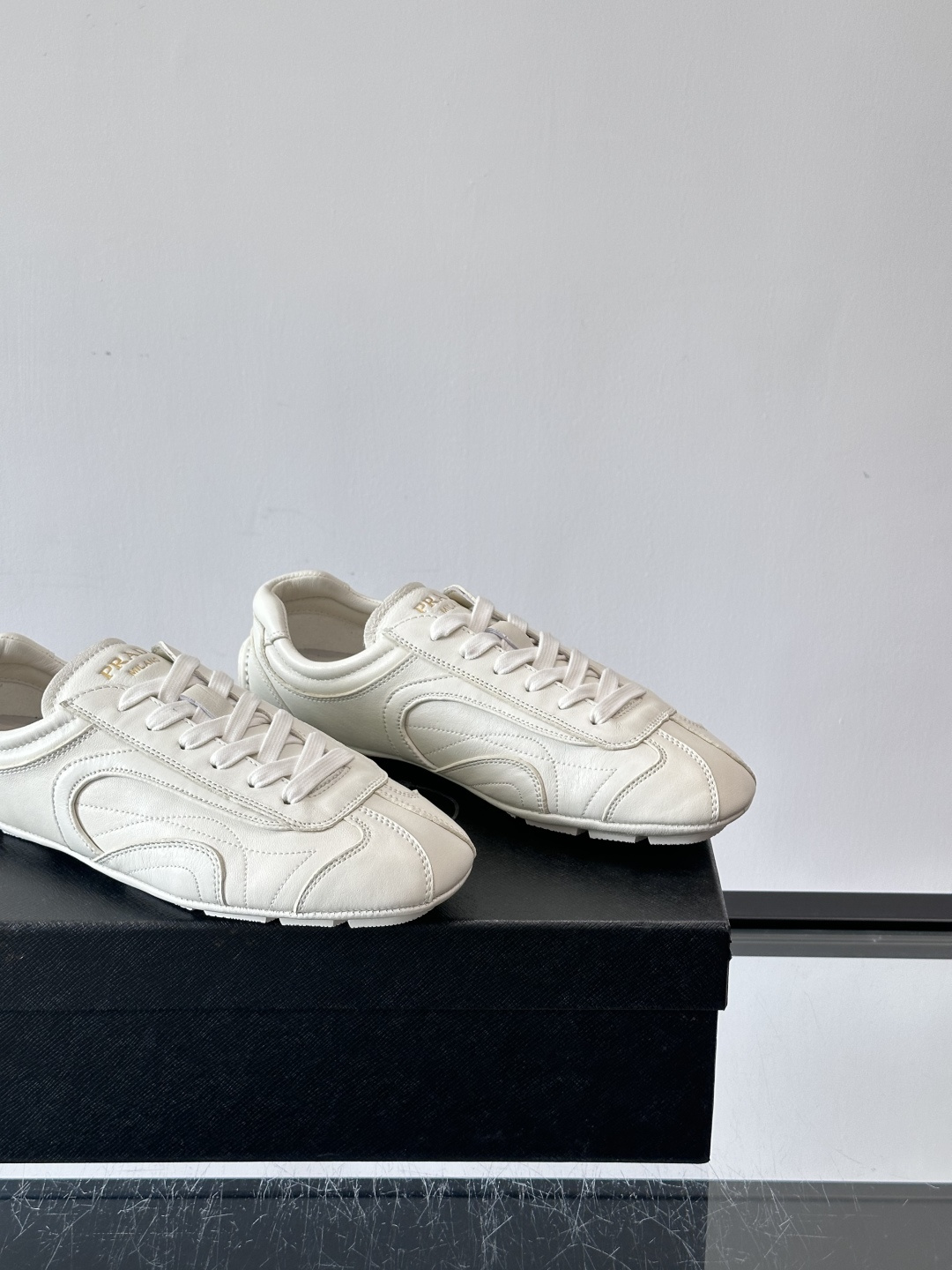 Prada Montecarlo德训鞋Prada Montecarlo德训鞋灵感源自赛车鞋，鞋面选用柔软