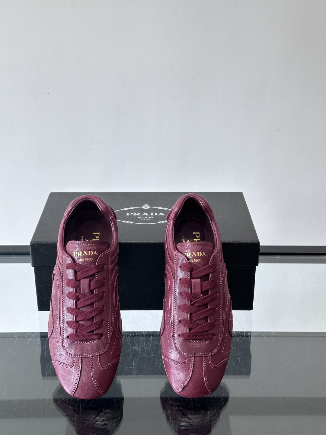 Prada Montecarlo德训鞋Prada Montecarlo德训鞋灵感源自赛车鞋，鞋面选用柔软